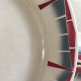 Matching flat plates in red and blue