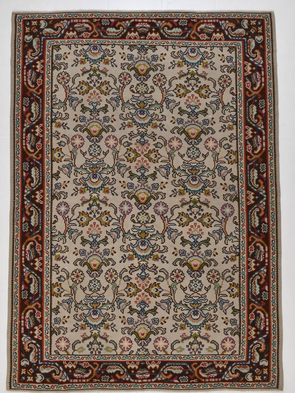 Kilim persan tons crème et bordeaux, motifs floraux élégants vintage