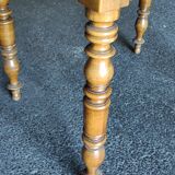 Table ronde à volets Louis Philippe, en noyer avec deux allonges.