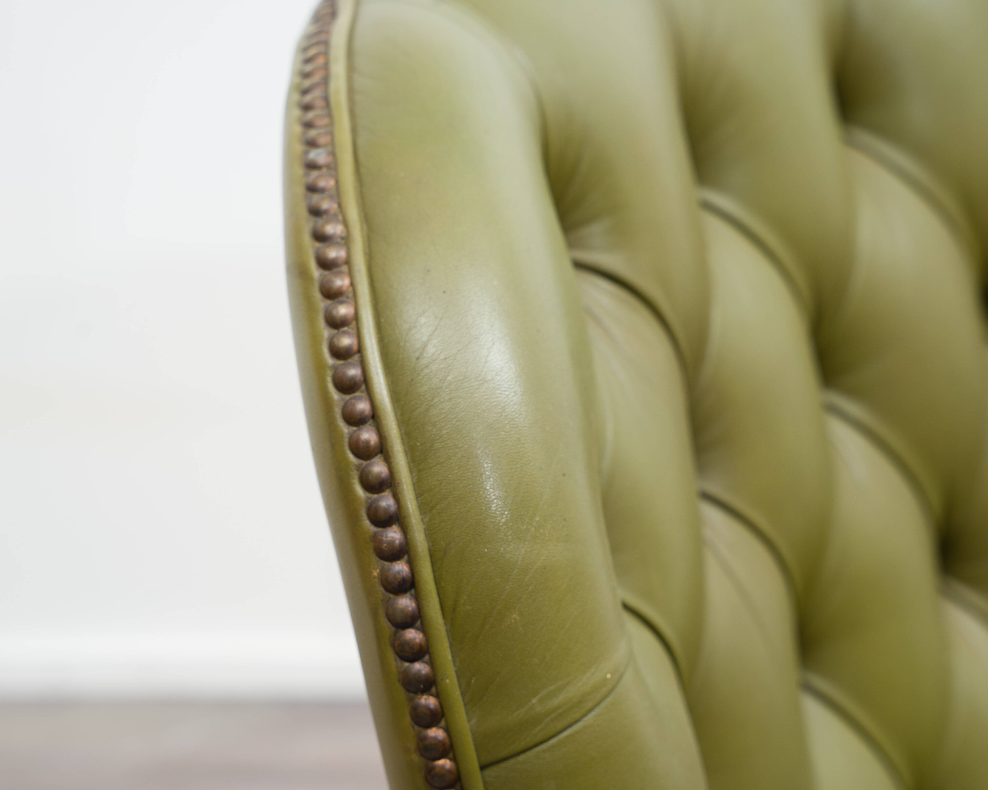 Fauteuil Chesterfield en cuir vert olive