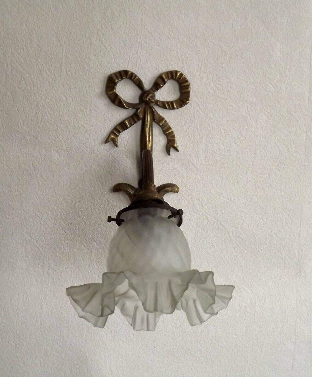 Simple Ruffled Glass Shade Wall Sconce