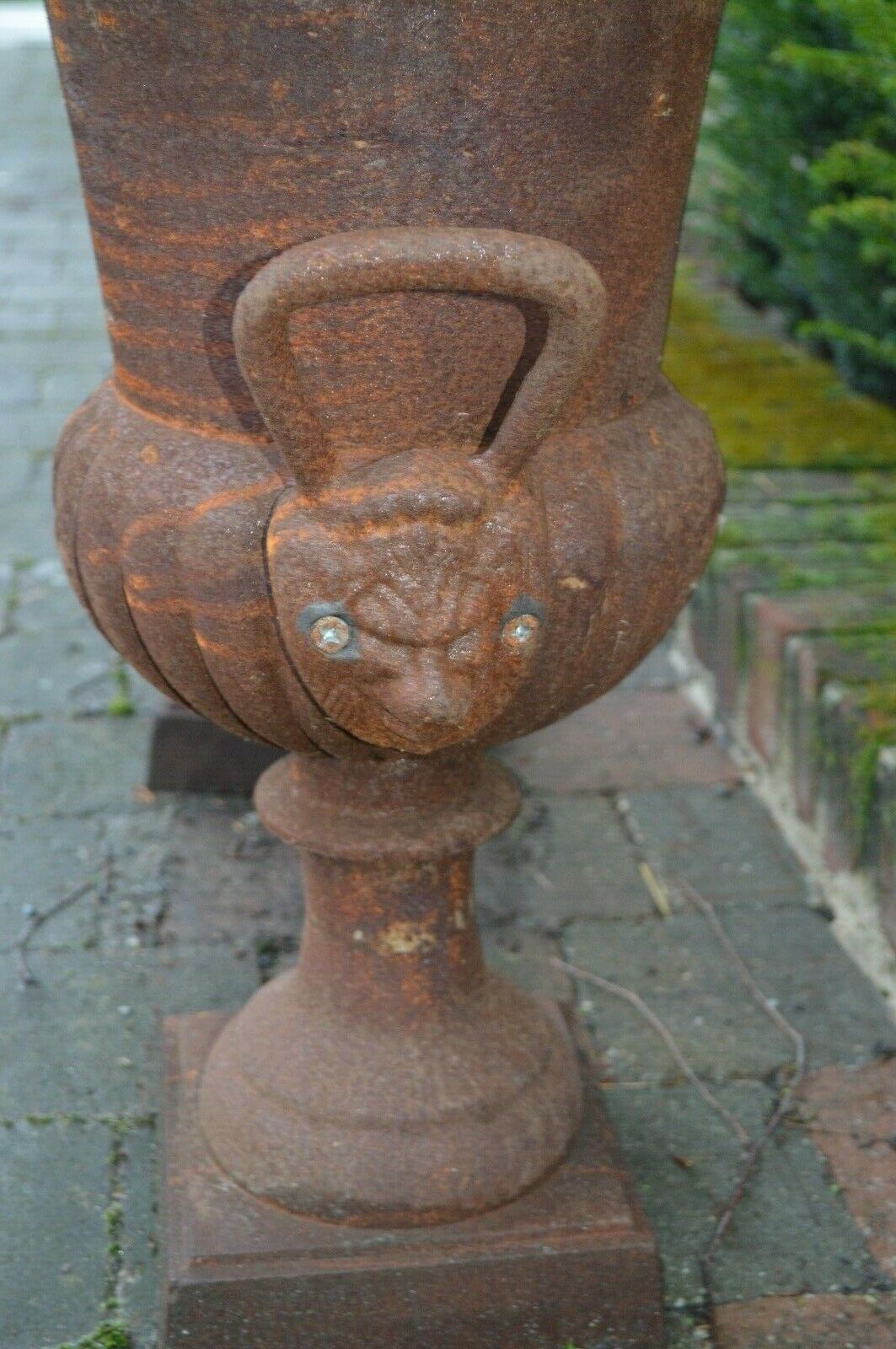 Cast iron media vases