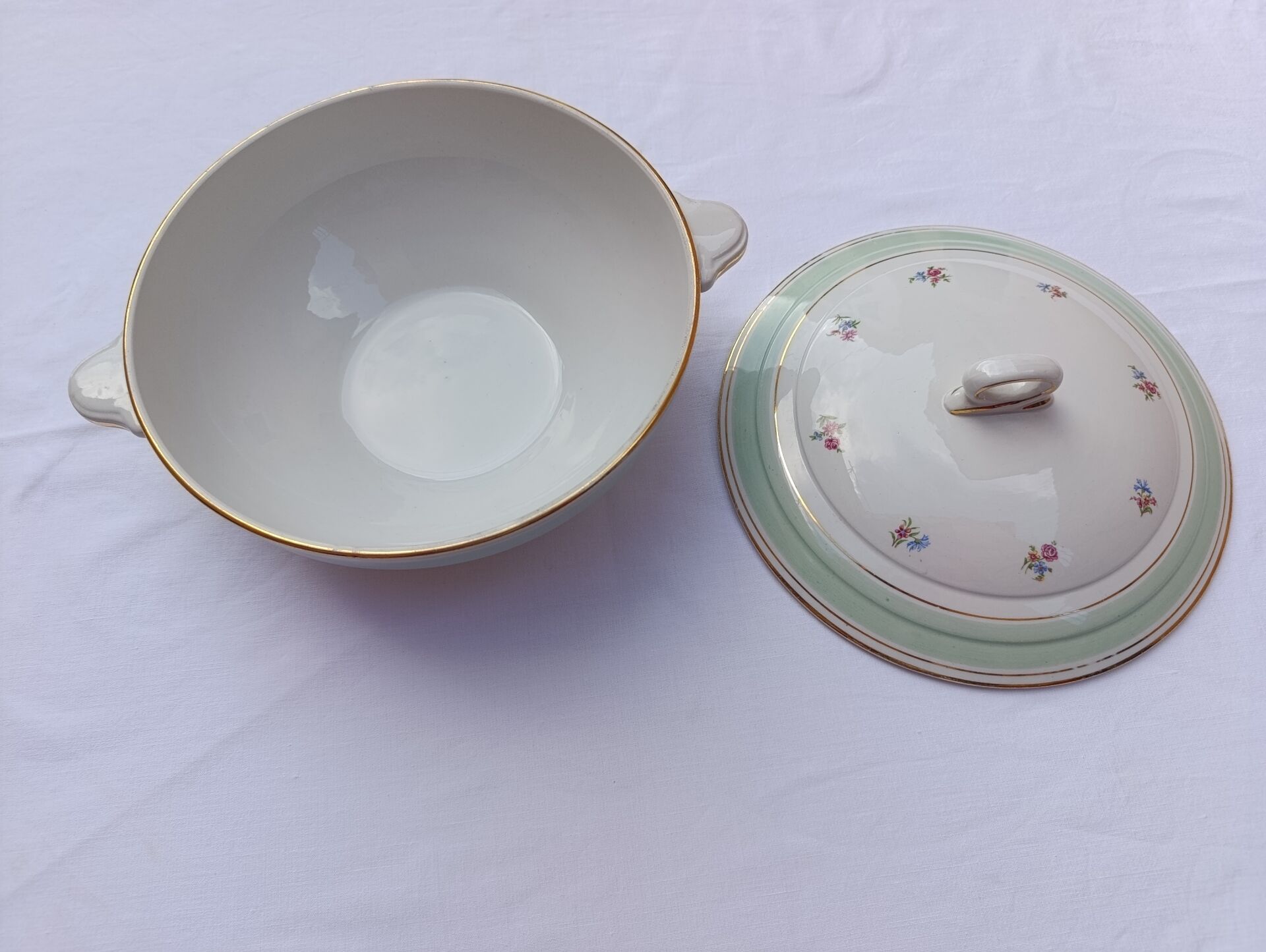 Soup tureen