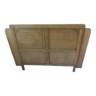 Tête de lit art déco pour un lit de 160 en bois brut finition cirée.