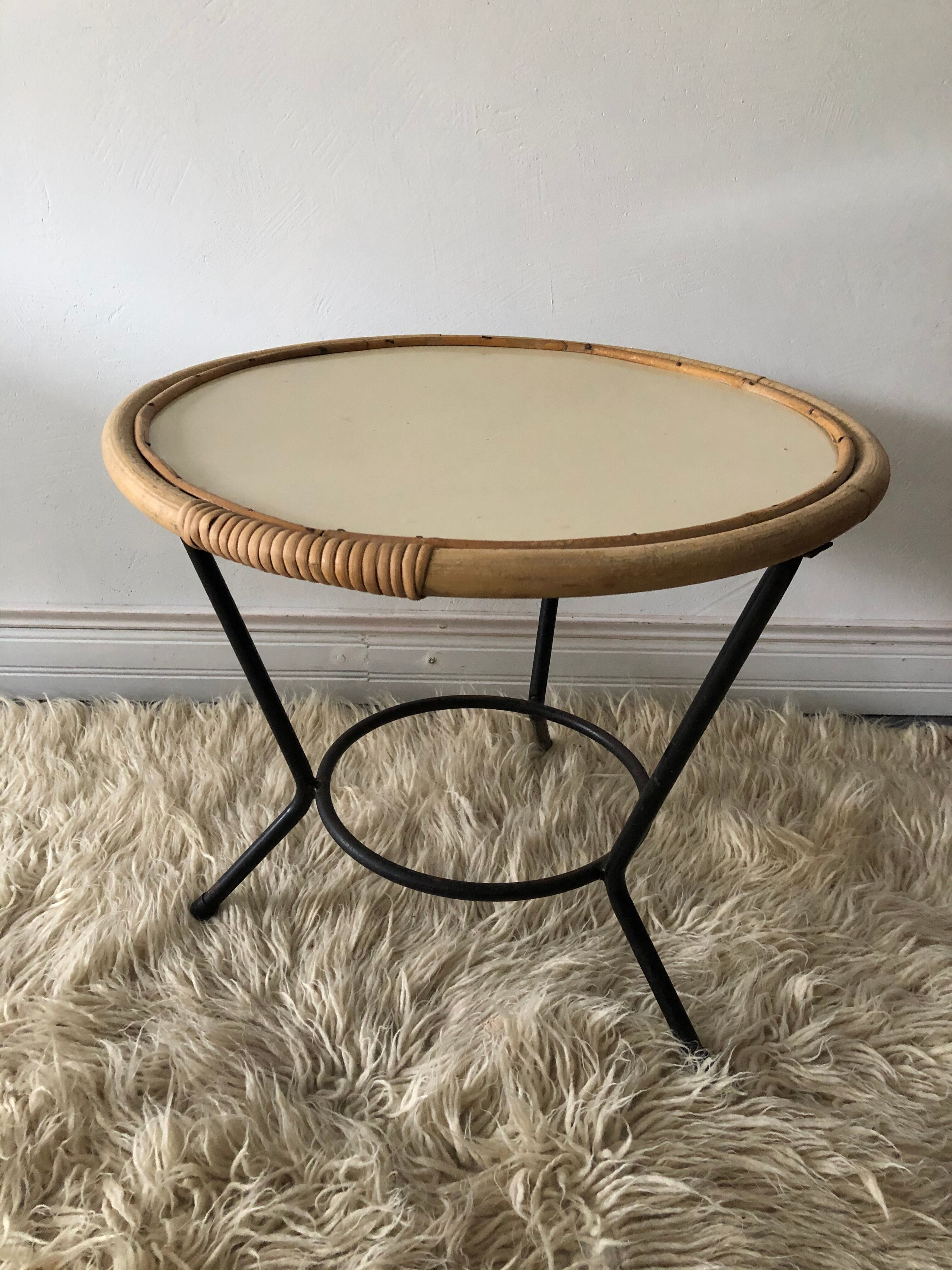 Table basse vintage, tripode en rotin