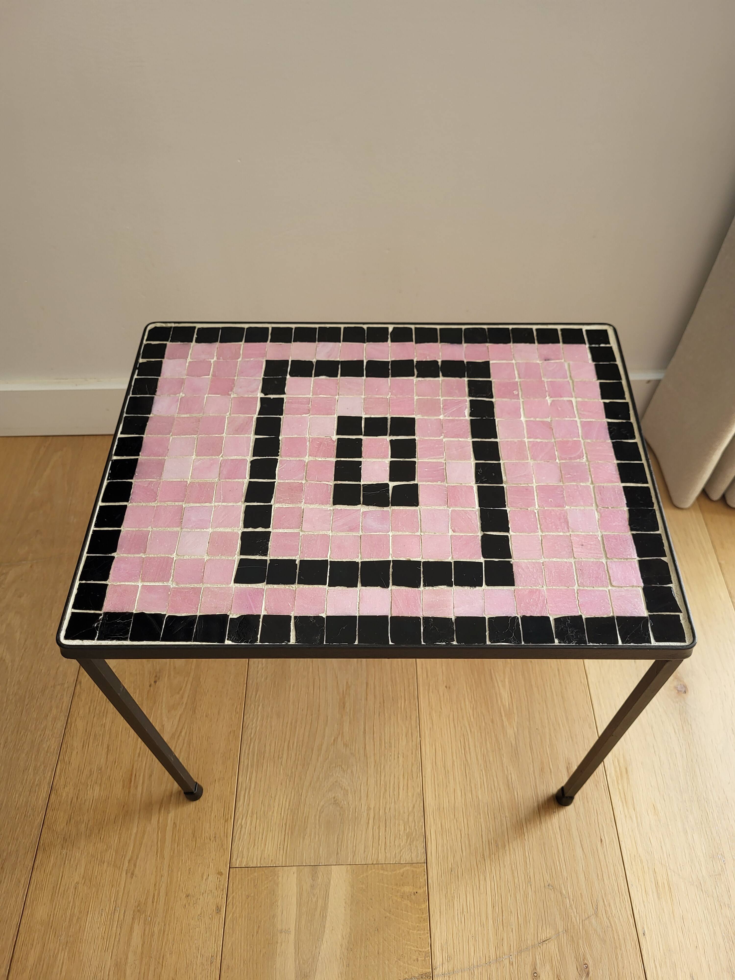 Plantentafeltje vintage avec betegeld mozaïek bovenblad en rose noir 1960