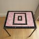 Plantentafeltje vintage avec betegeld mozaïek bovenblad en rose noir 1960