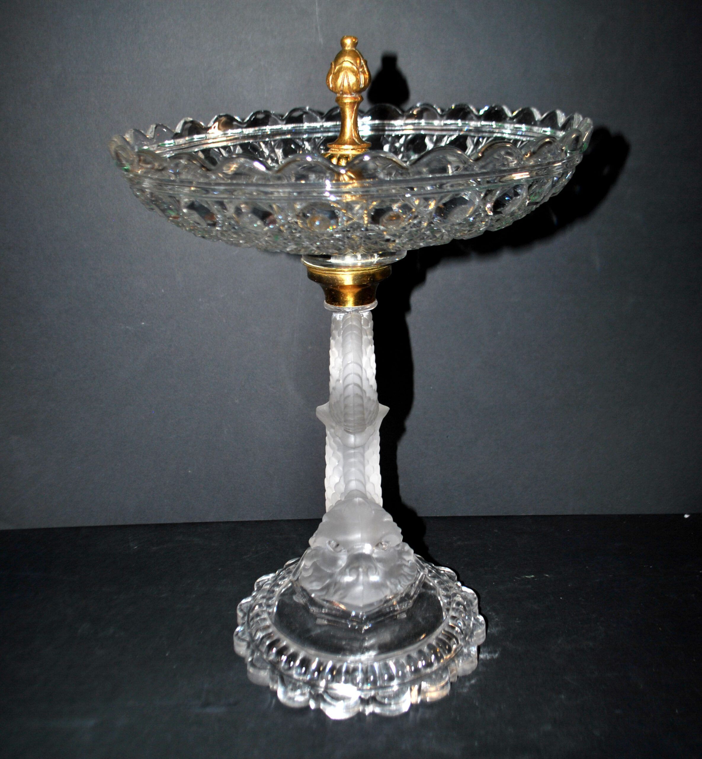 Baccarat coupe sur pied dauphin guéridon diamant pierreries en cristal signé