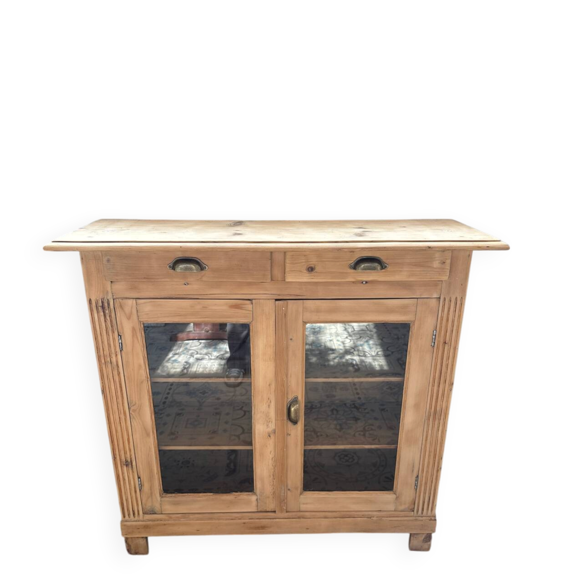 Buffet in glass pine.