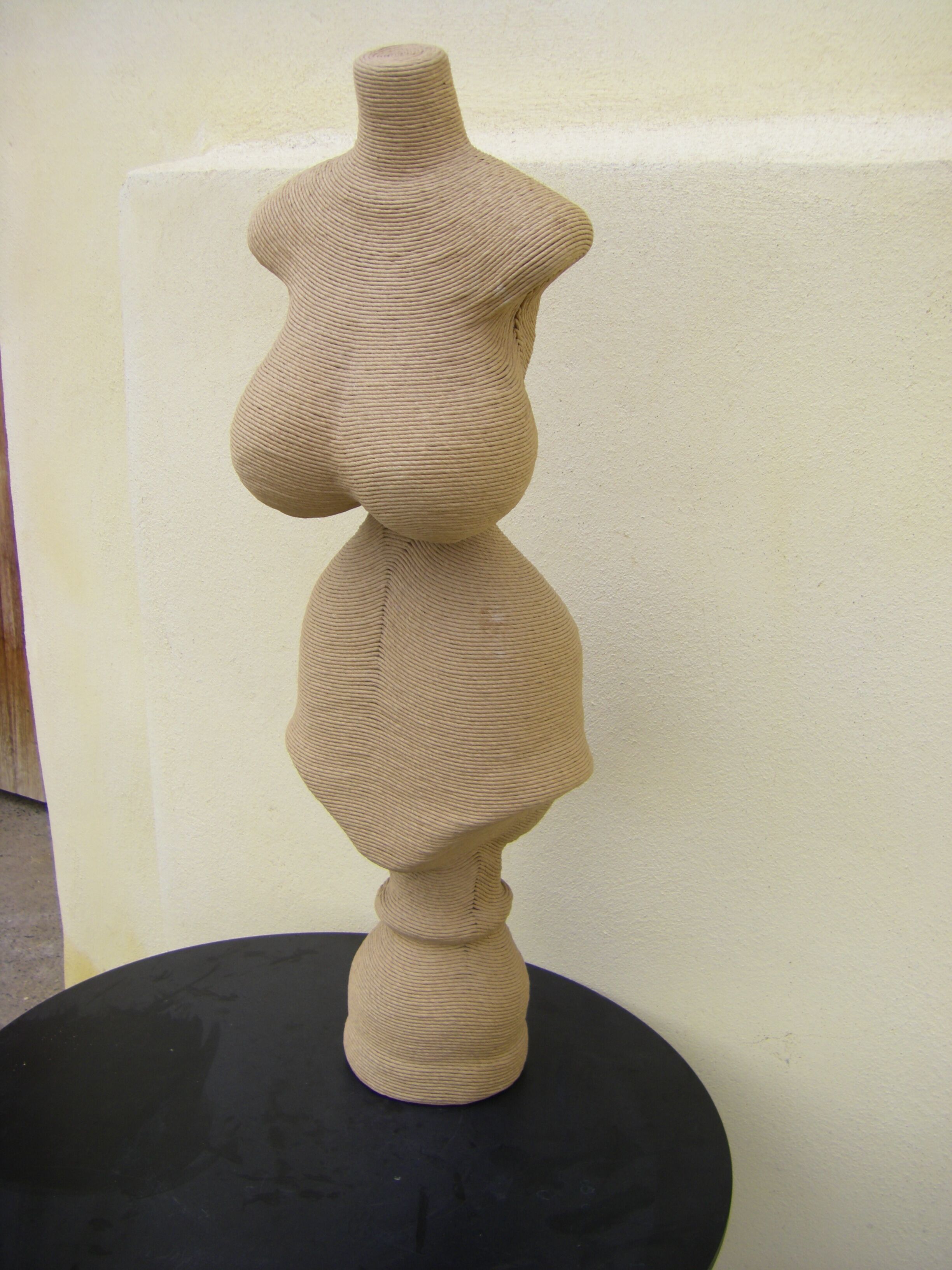 Mannequin bust in natural raffia