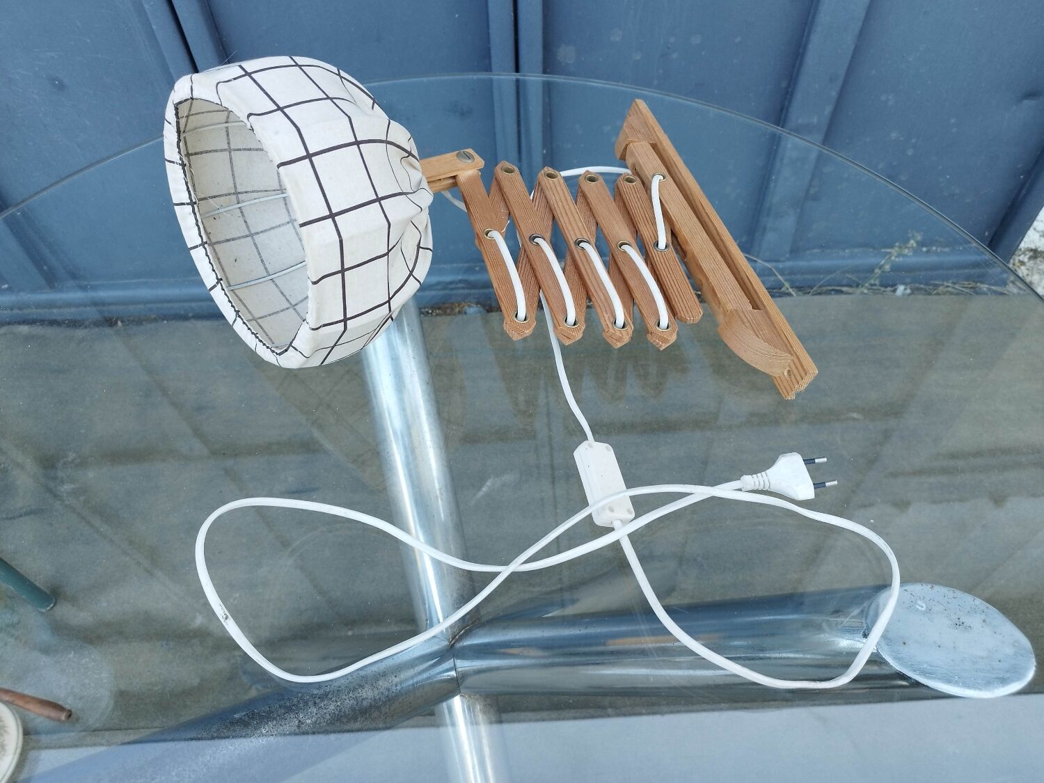 Articulated arm scissor wall light