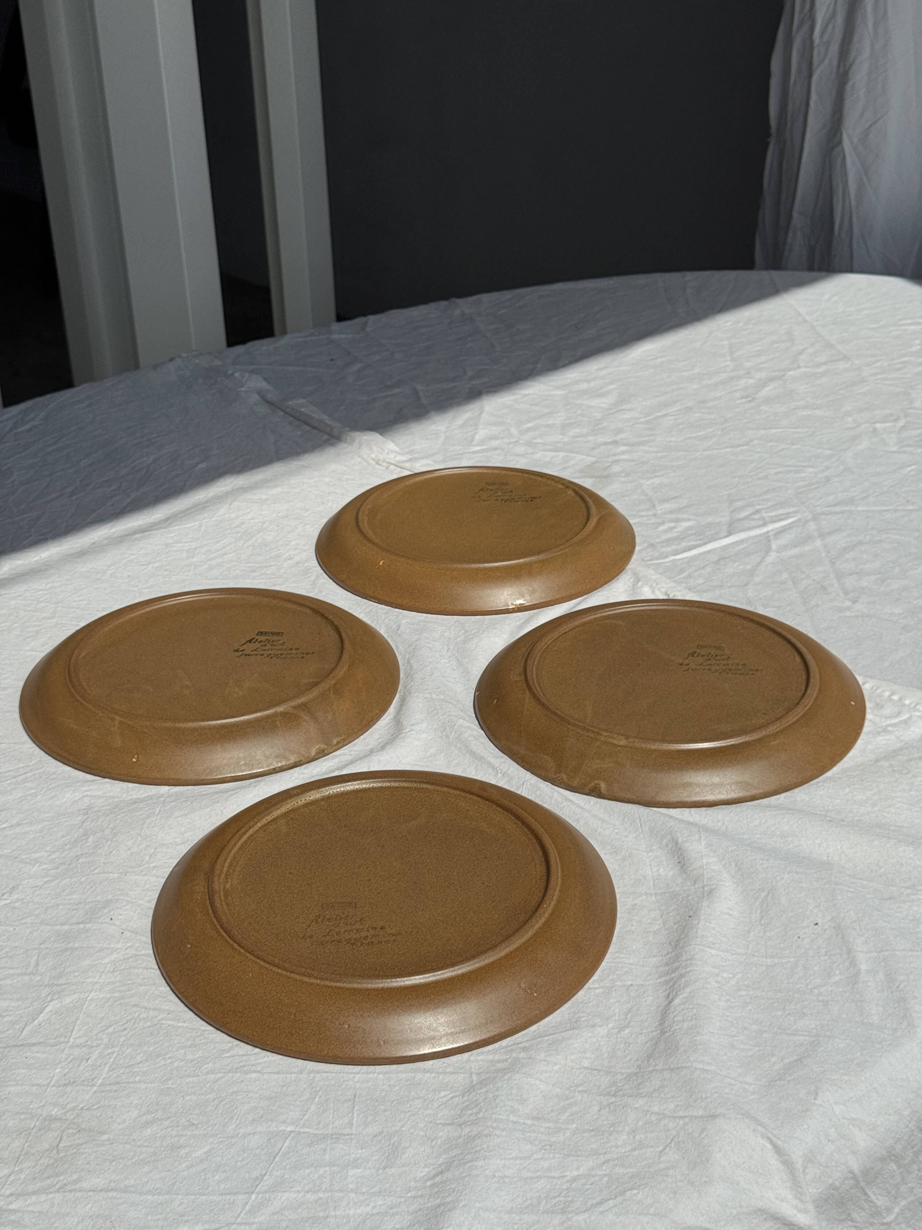 4 assiettes en grès brun