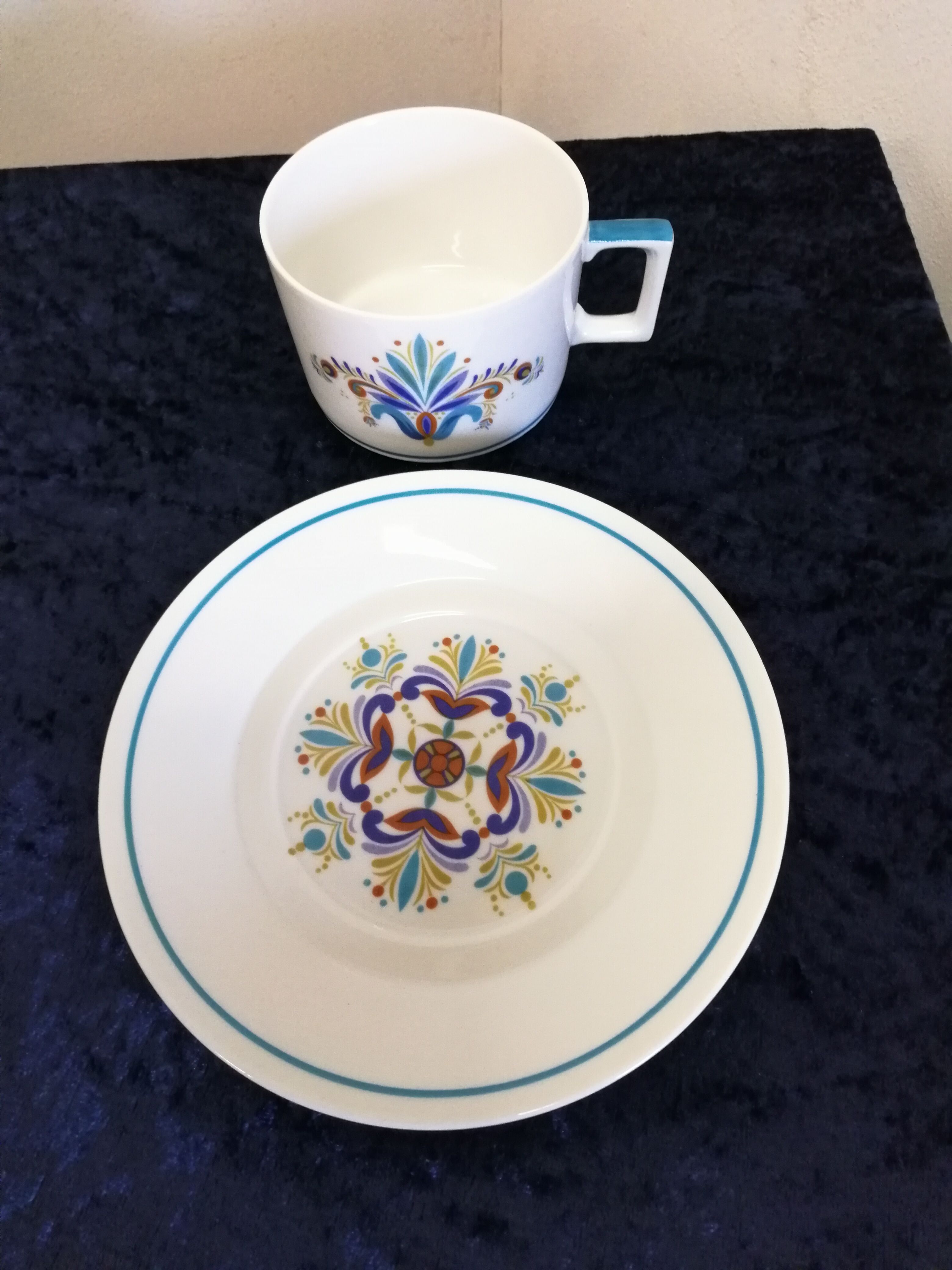 Duo of coffee cups in porcelain
