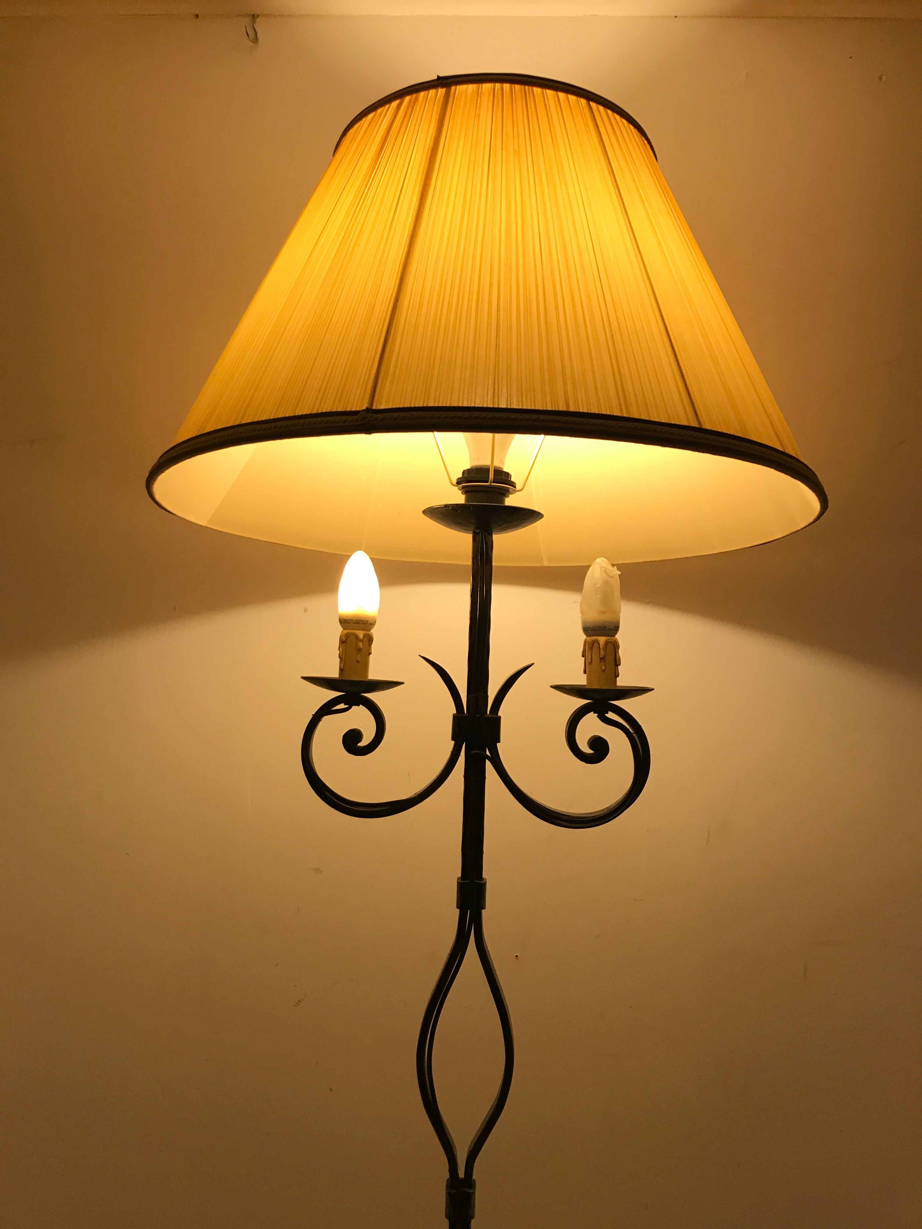 Tripod floor lamp in bronze Louis XV style