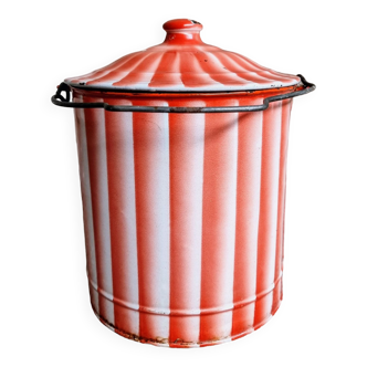 Enamel bucket with lid