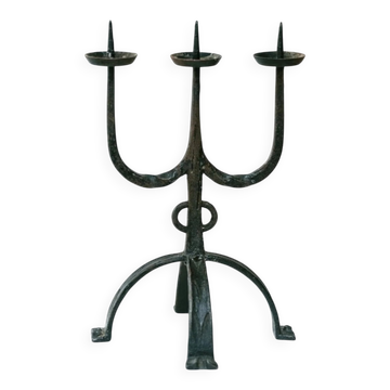 Statue de porte-bougie en fer forgé noir avec un design tripod brutaliste des années 70.