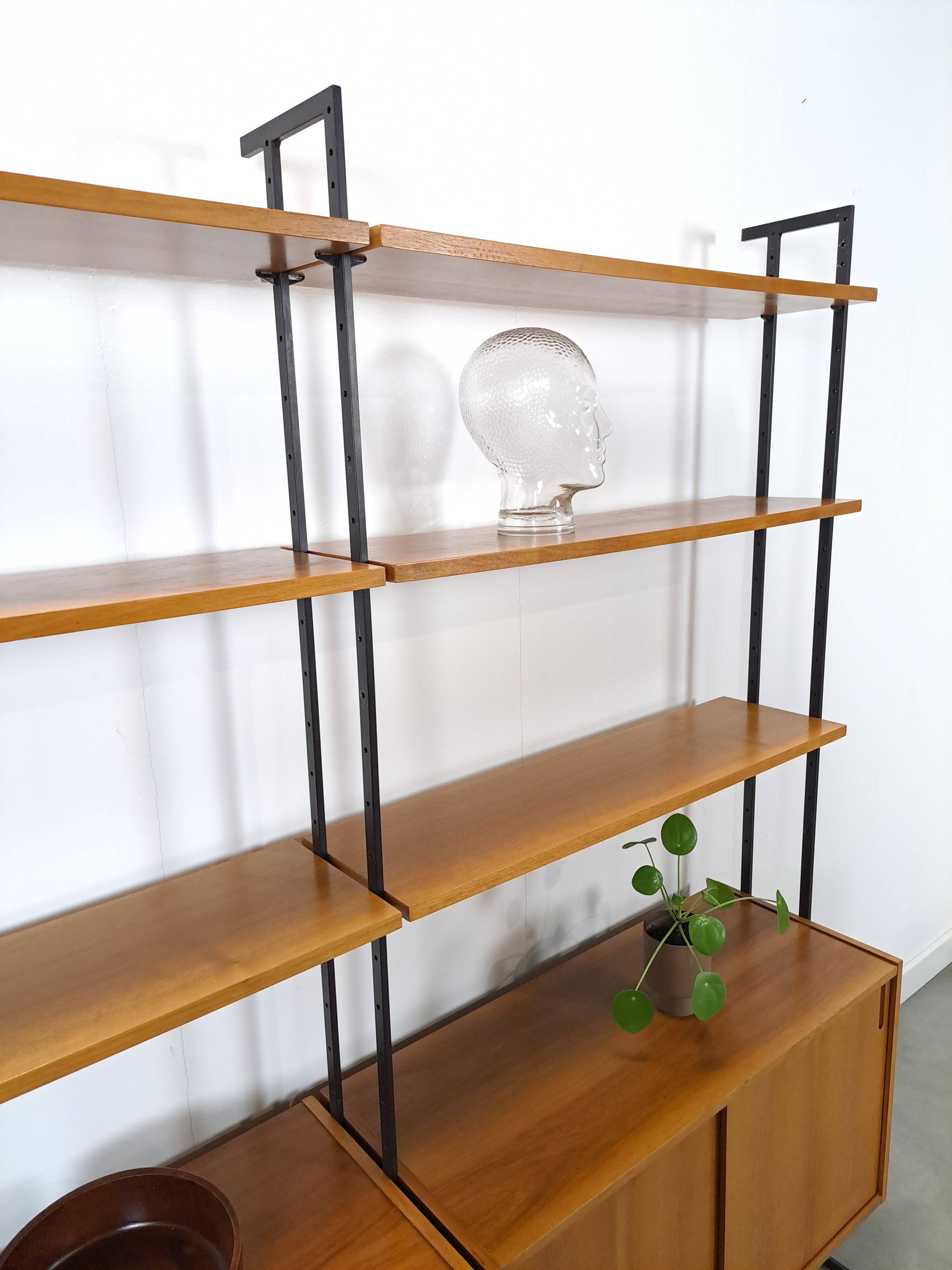 Modulair Omnia wandsysteem, Hilker, teak en zwart staal met legplanken