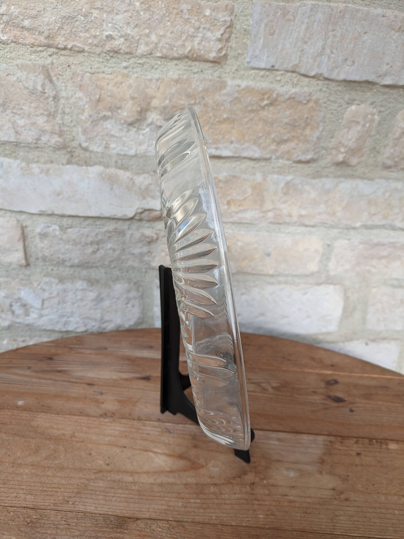Relief molded glass plate serving dish with rim
