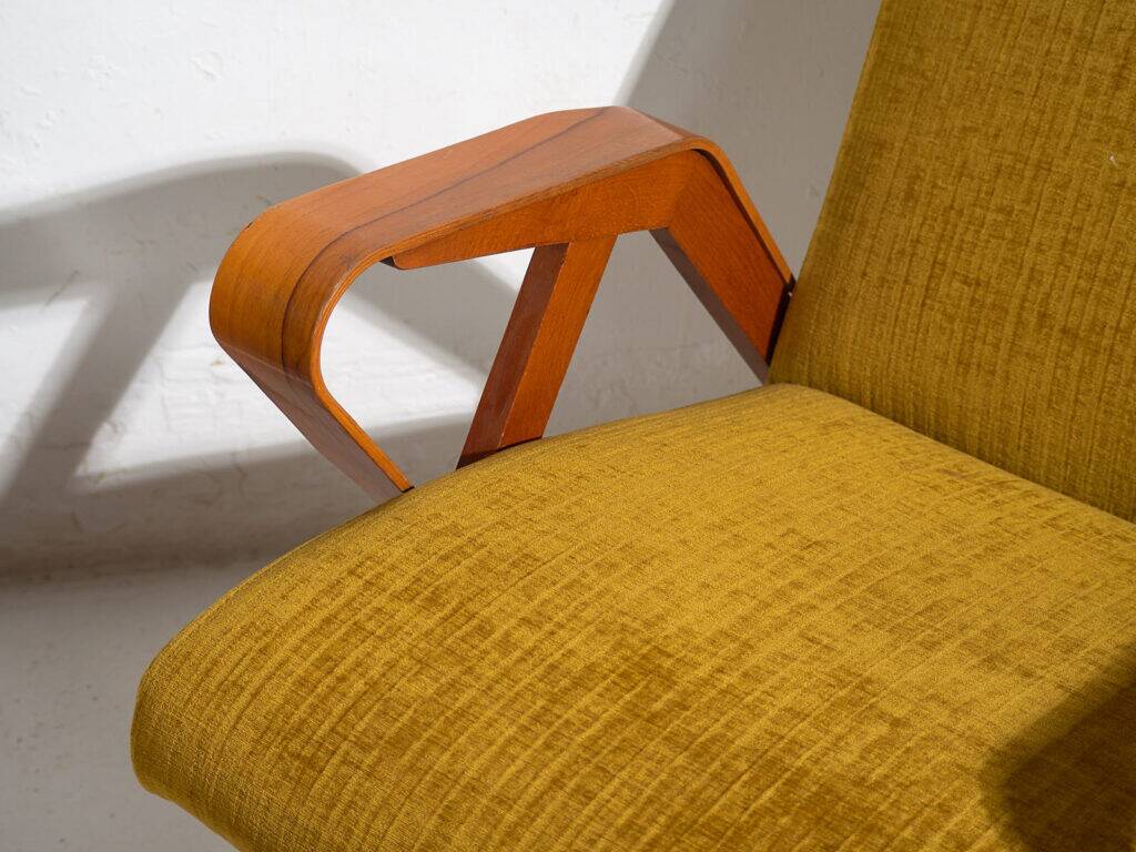 Set of two armchairs and pouf – Mid-century Modern (circa 1950). Three-piece set.