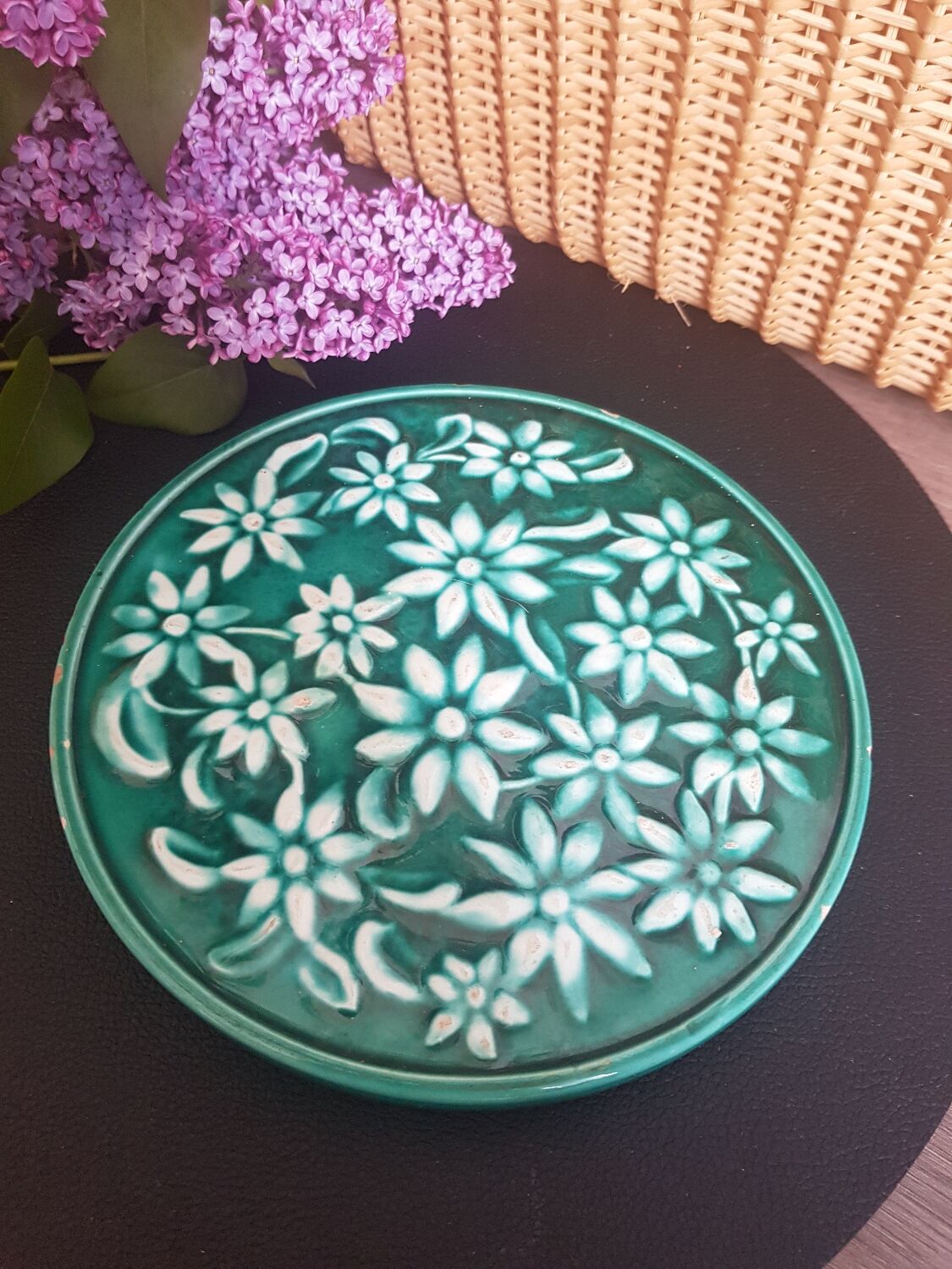 Dessous de plat vert à fleurs