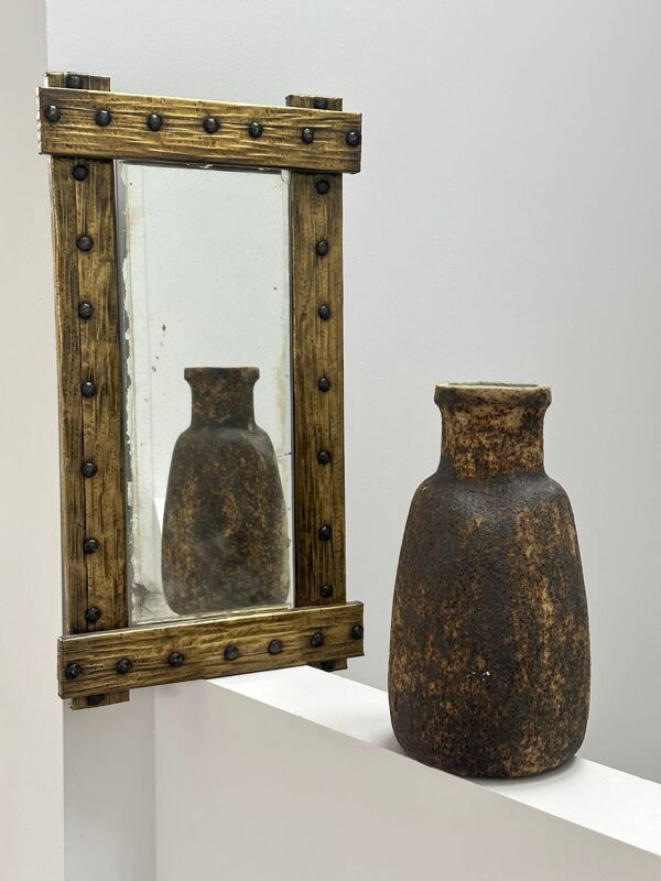 Miroir brutaliste à cadre martelé en cuivre et laiton