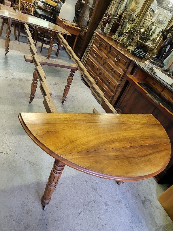 Table 6 pieds en noyer blond de 356 cm de long ouverte avec 5 allonges n10