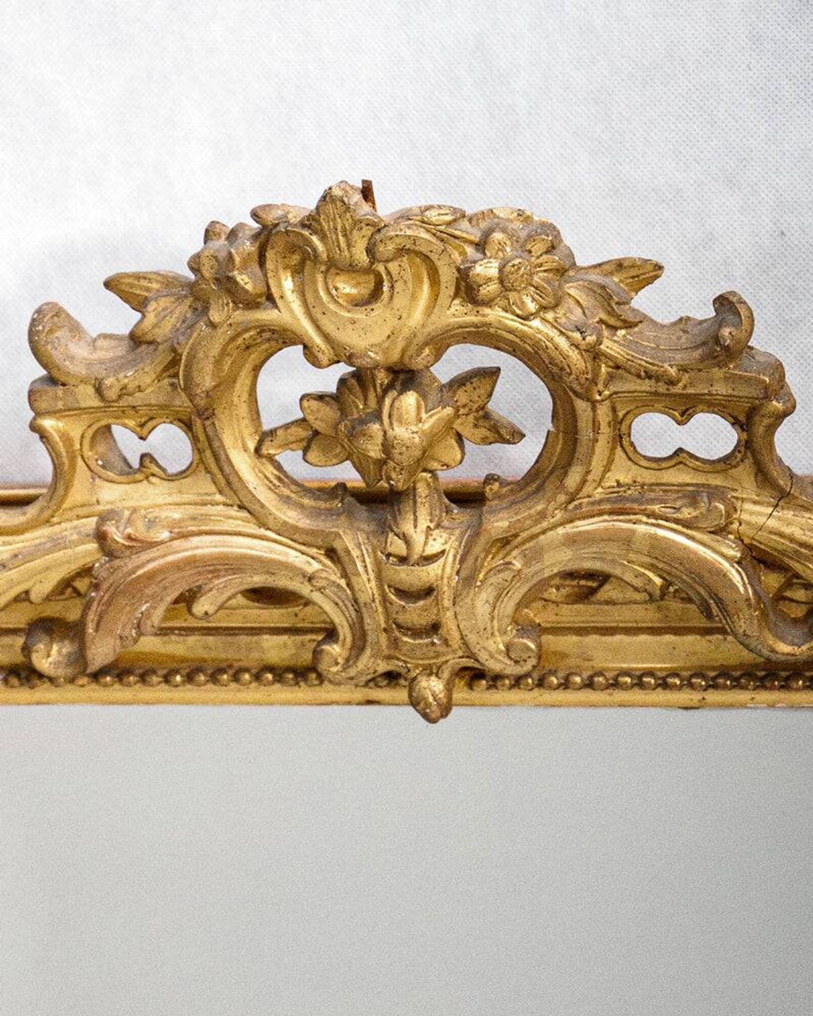 Louis-Philippe mirror from the 19th century with a ribbon trompe-l'œil frame.