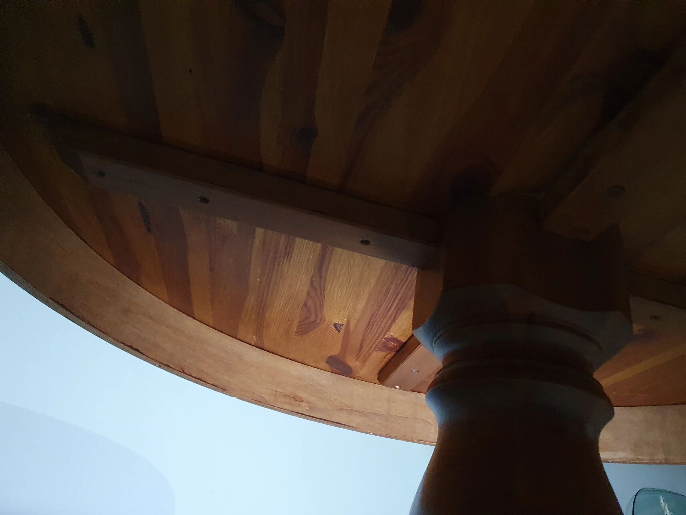 70s pine wood dining table / wood column leg table in 4-leg design with round top