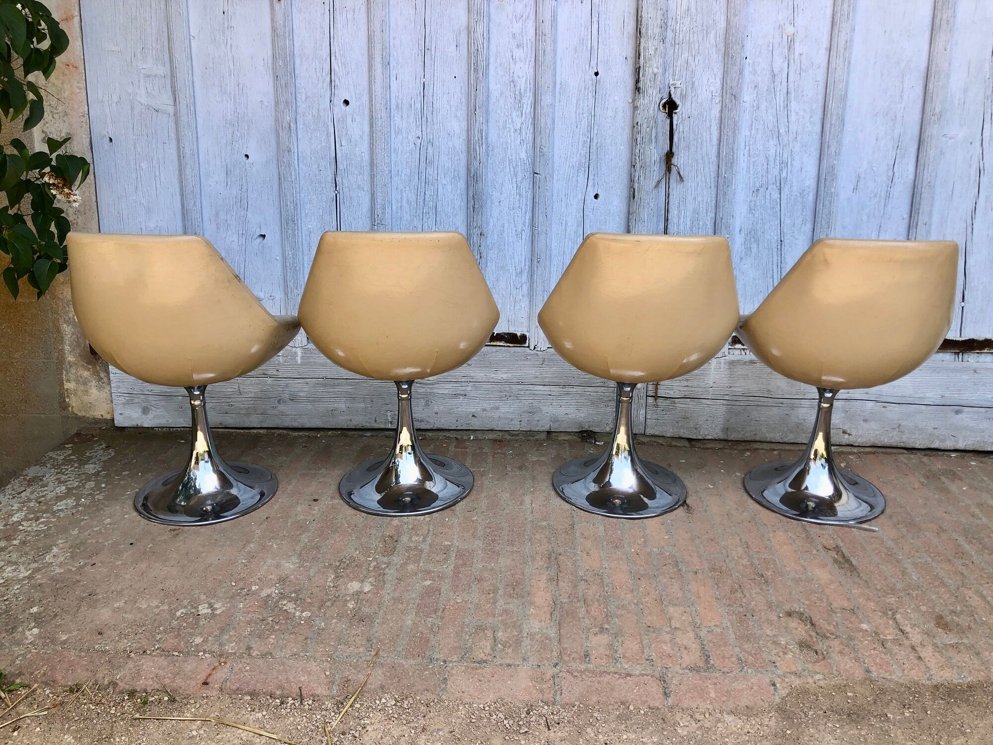 Set of 4 chairs tulip armchairs in beige skaï 1970