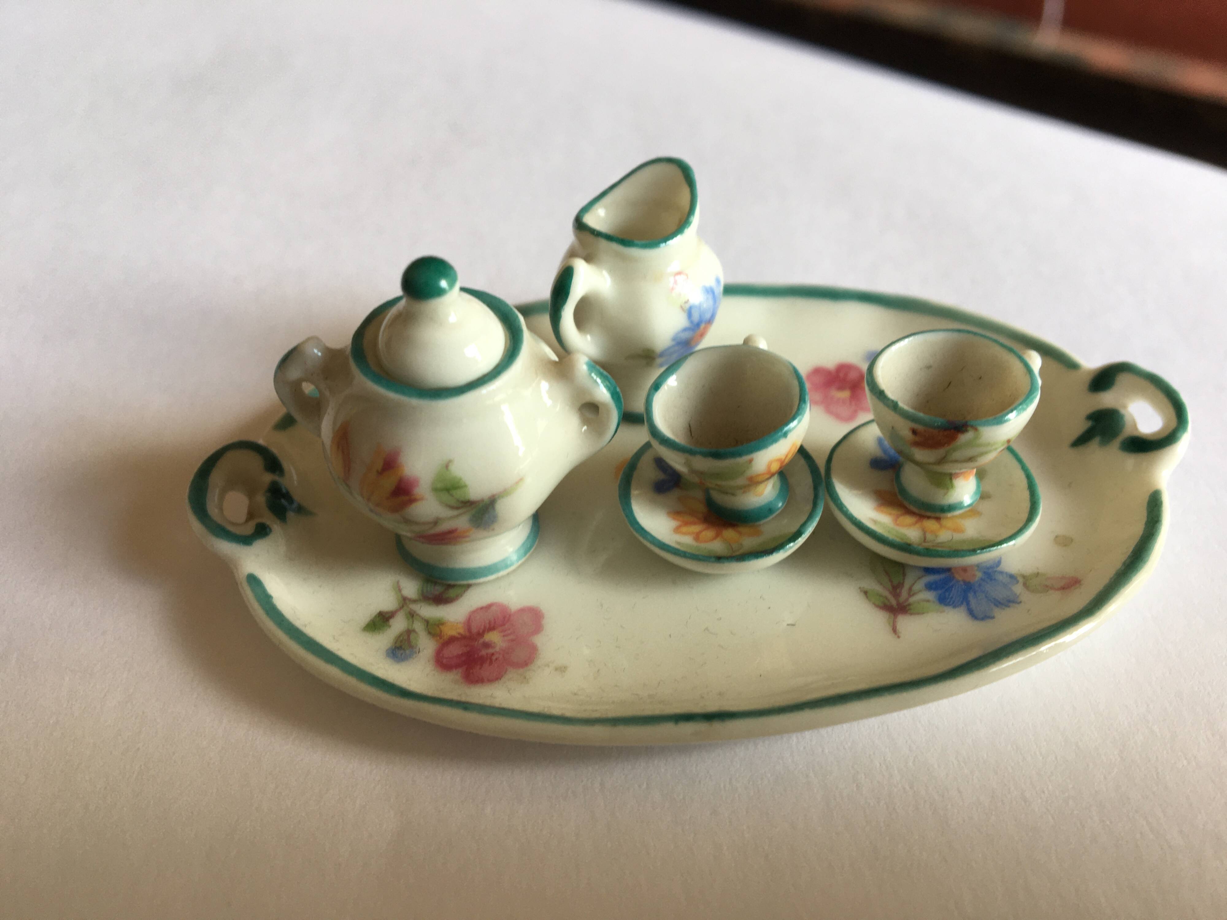 Small antique tea set in porcelain for children.