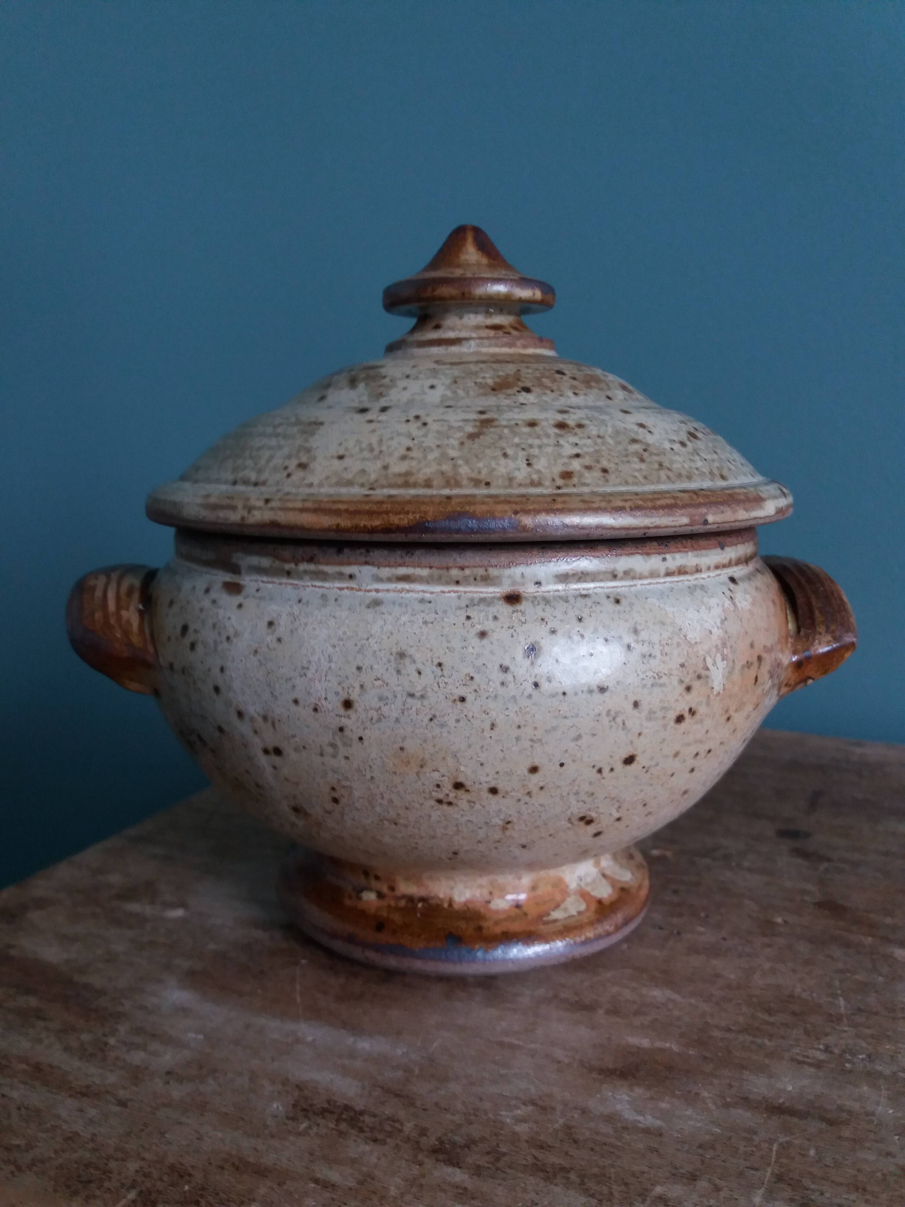 Covered sugar bowl in Puisaye stoneware signed Jean-Pierre Prud'homme