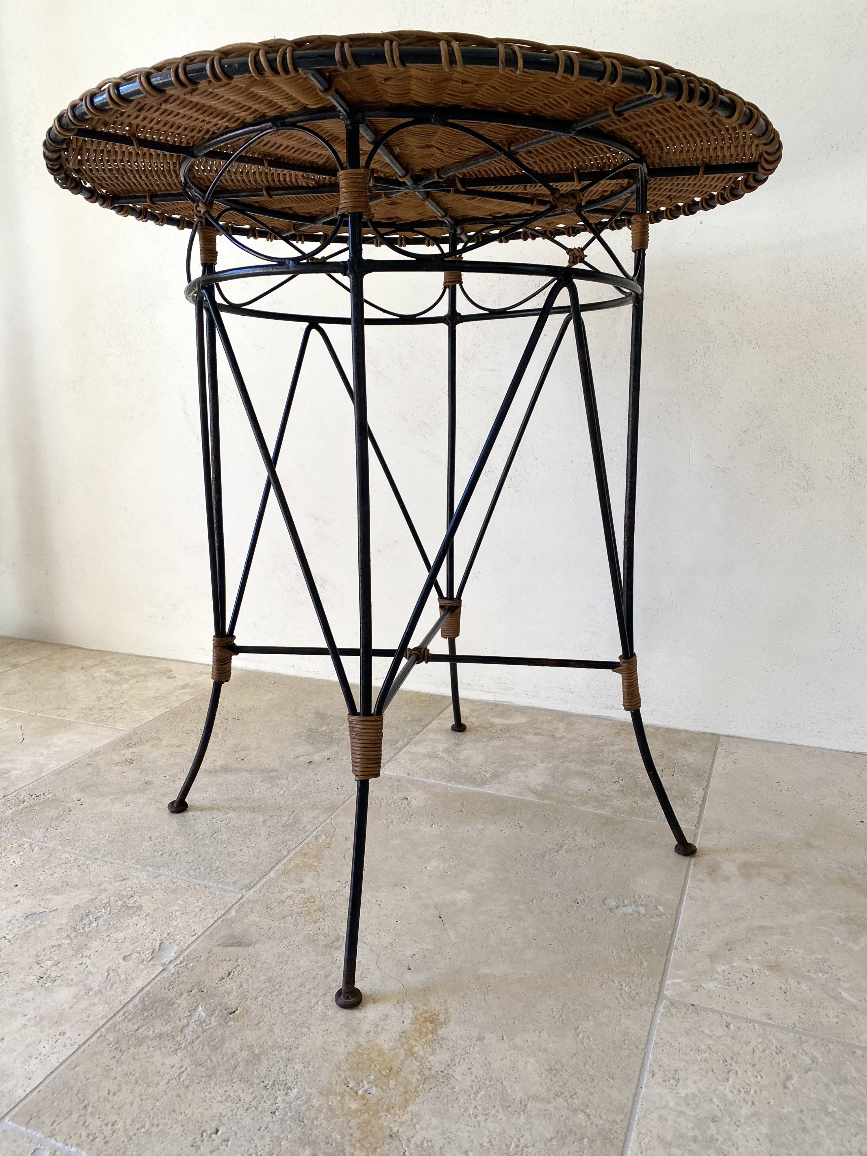 Vintage round table in woven rattan and black wrought iron – 1950s / 1960s