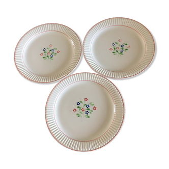 3 assiettes à dessert en porcelaine estampillées VF, modèle "Fleurs de Mai". Motifs peints à la main