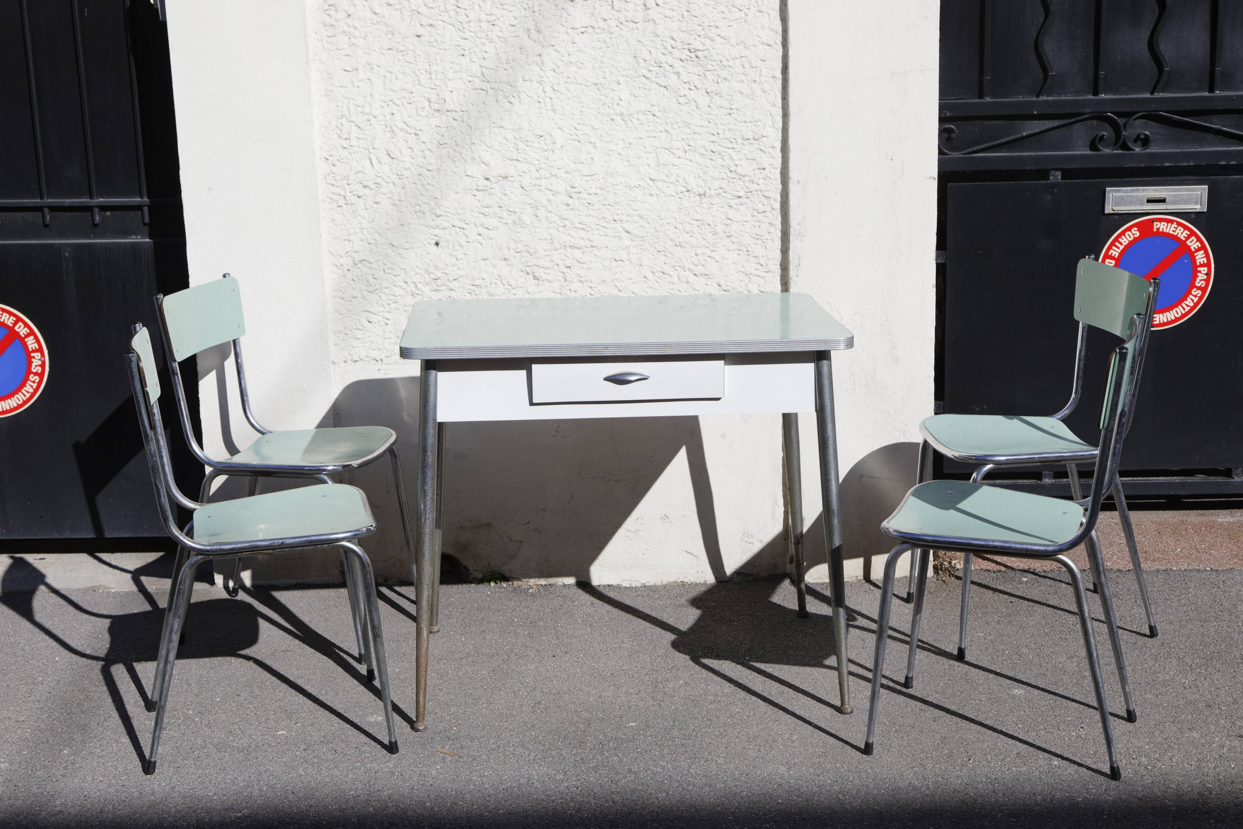 Formica water green table and chairs set