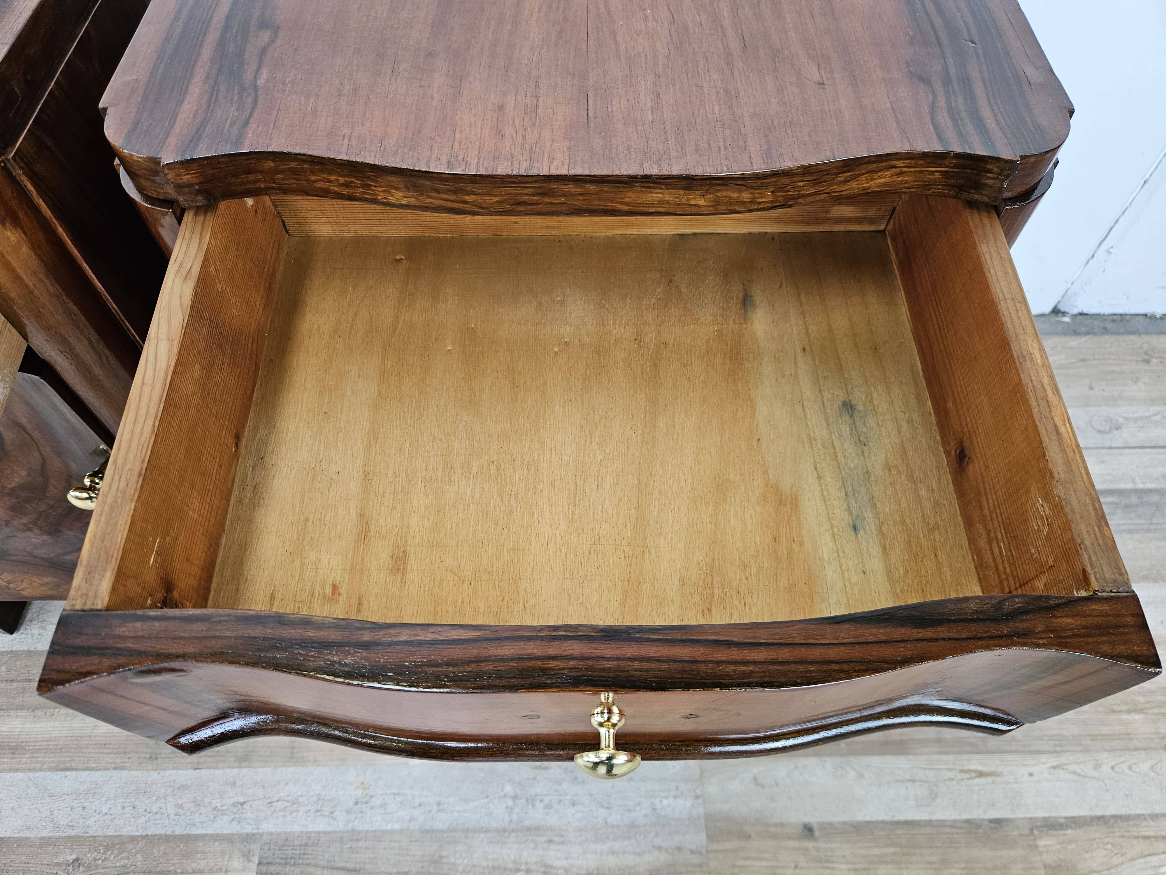 Art Decò bedside tables in walnut burl with brass knobs