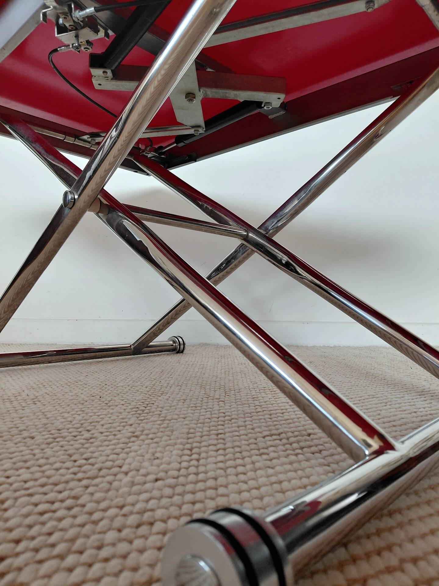 Table relevable vintage verre rouge et chrome-design 1970/1980