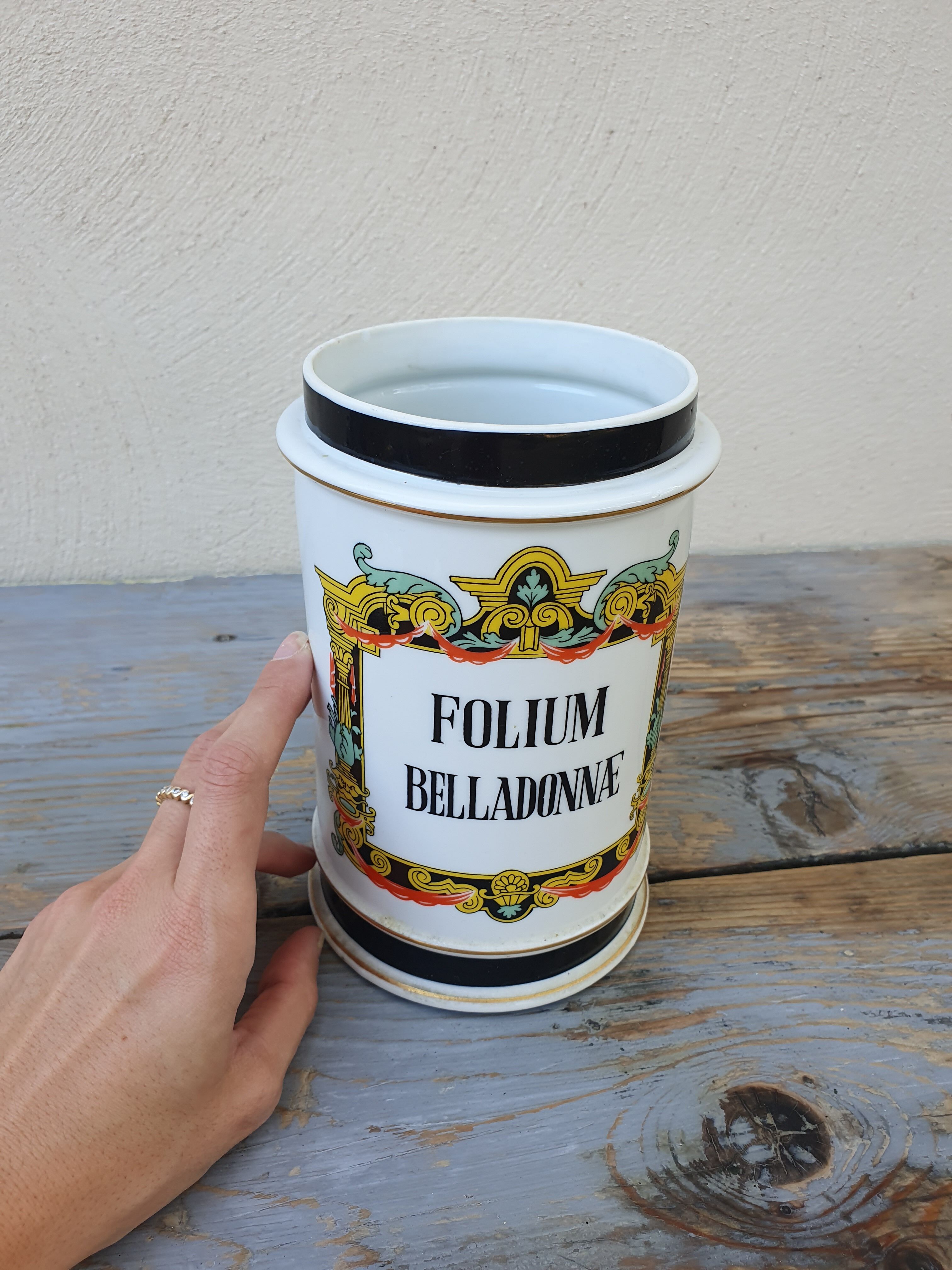 Important pharmacy jar Folium Belladonnae