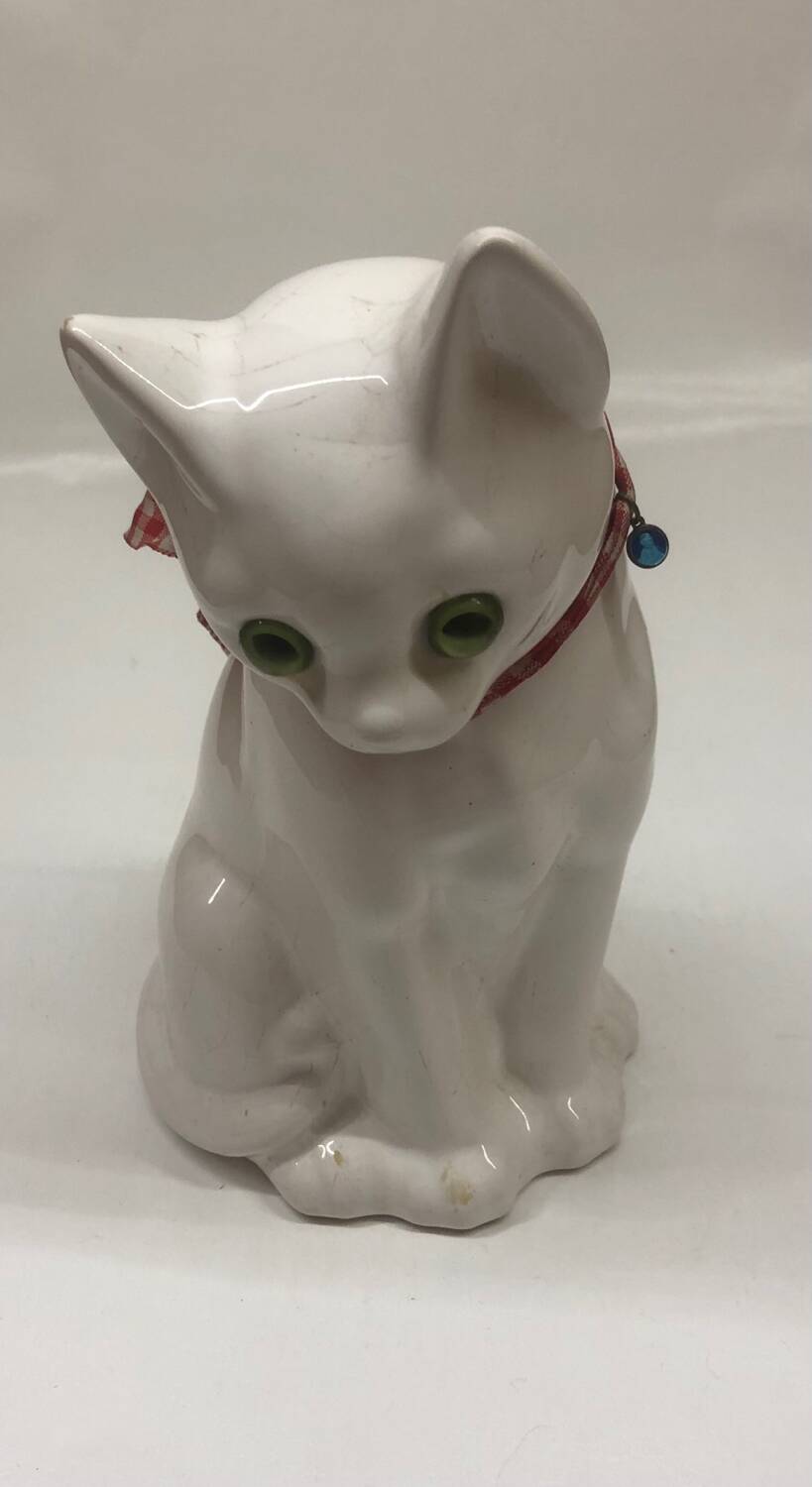 Delft Wit earthenware cat