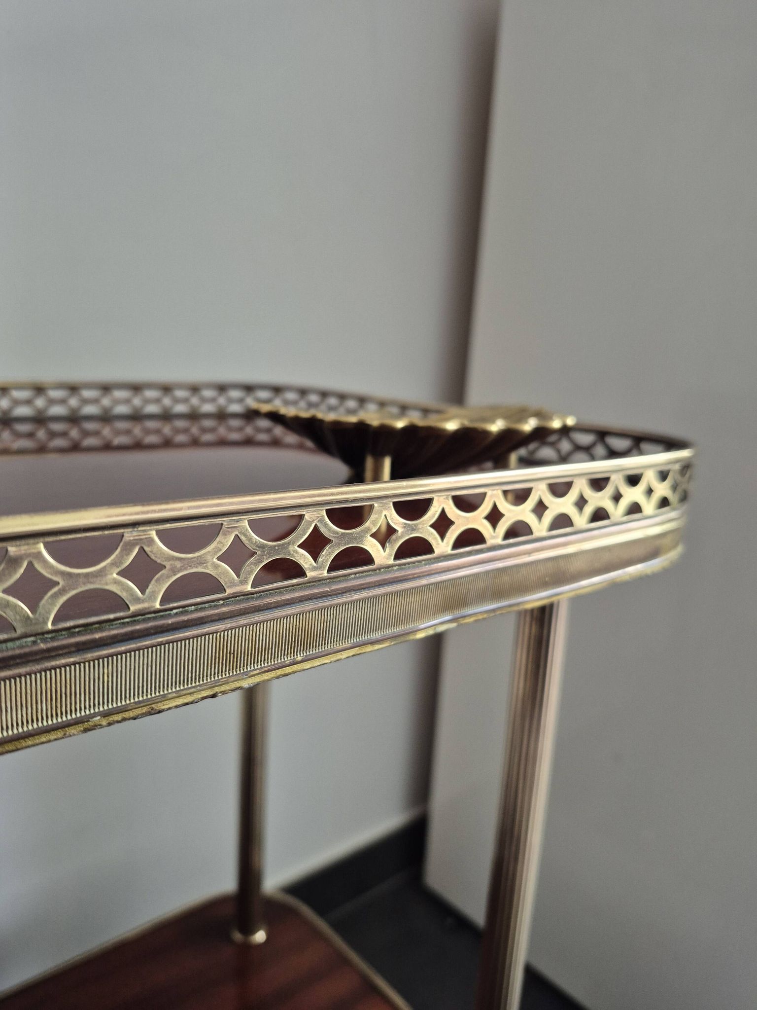 Desserte / Petite table d'appoint plaquage acajou et laiton mid century
