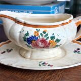 Saucière on Longchamp earthenware display - Mistral model