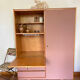 Armoire penderie & commode vieux rose et bois