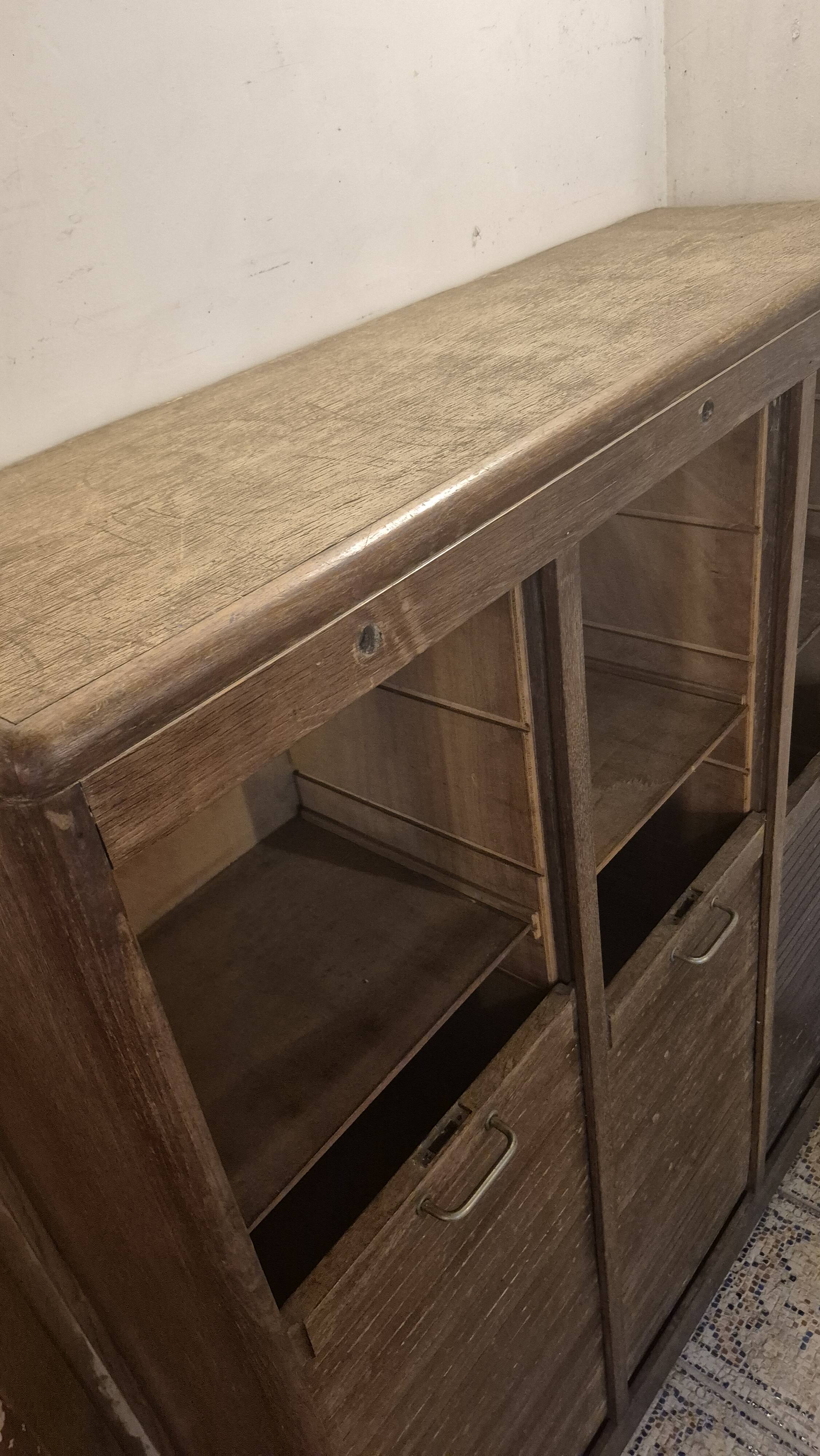 Beau meuble classeur ancien en bois, composé de 3 compartiments avec