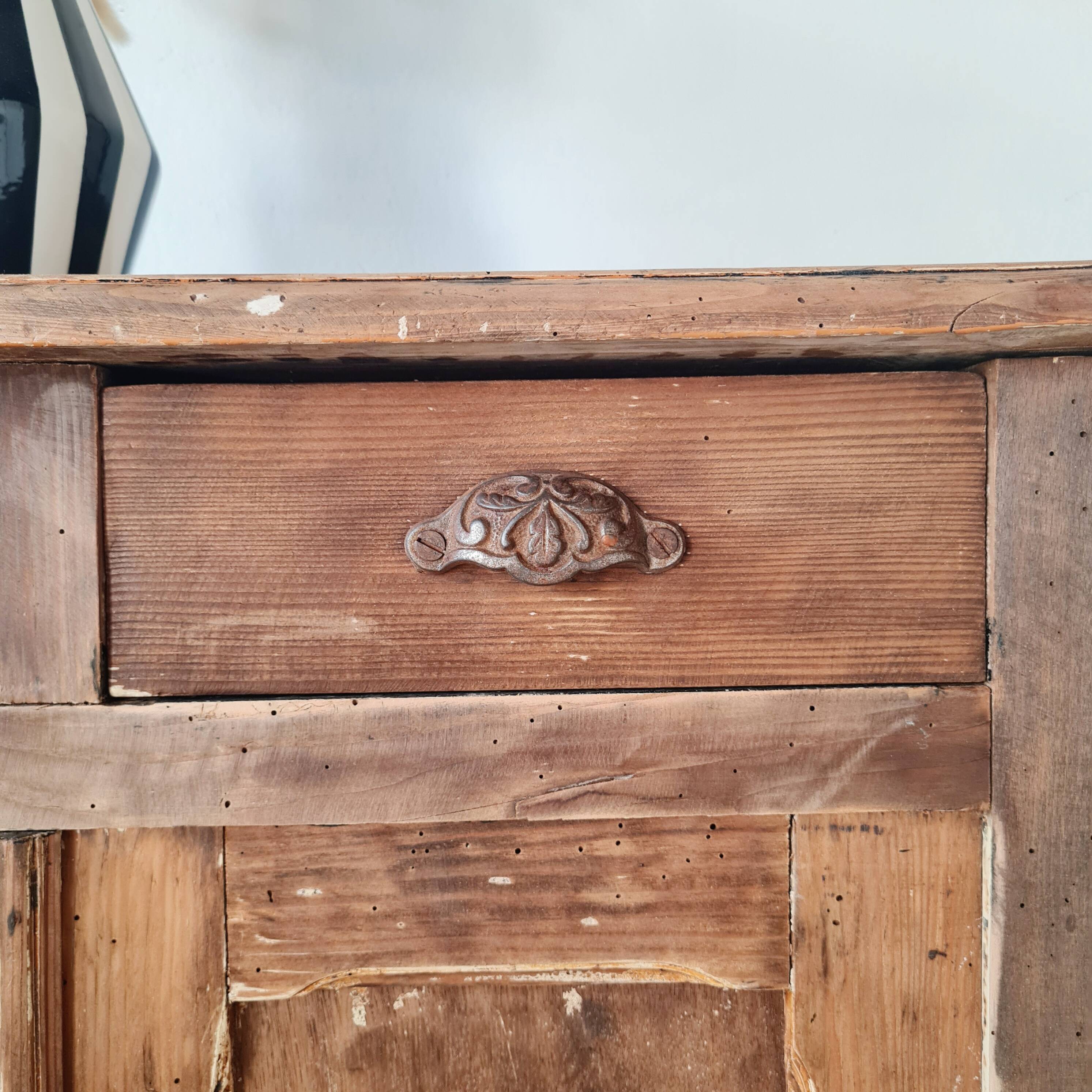 Buffet parisien bas ancien en bois patiné - intérieur fleuri
