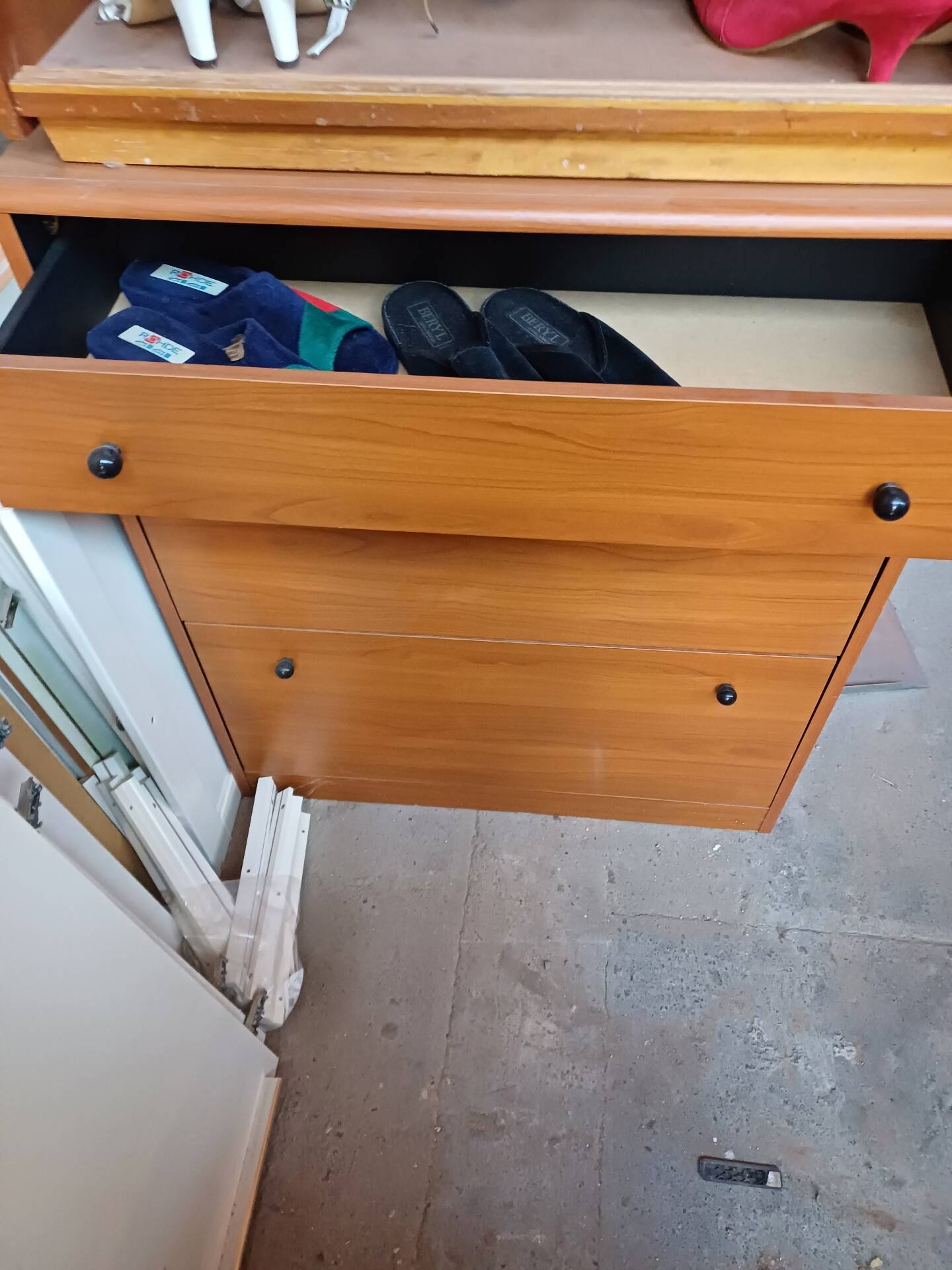 Shoe cabinet