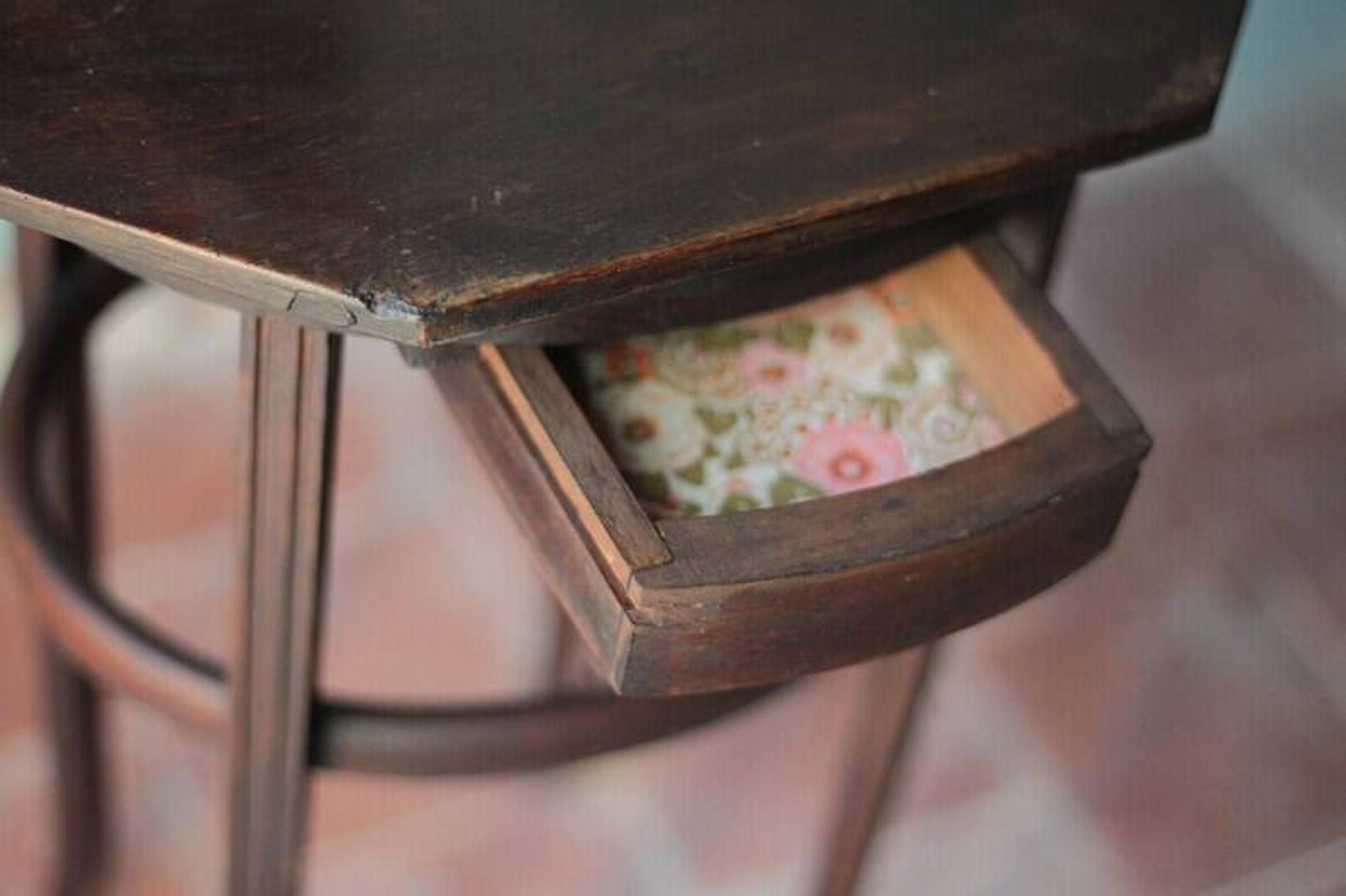Wooden drawer table or 19th-century work table with a curved wooden stretcher, in the style of Thonet, circa 1900-1920.