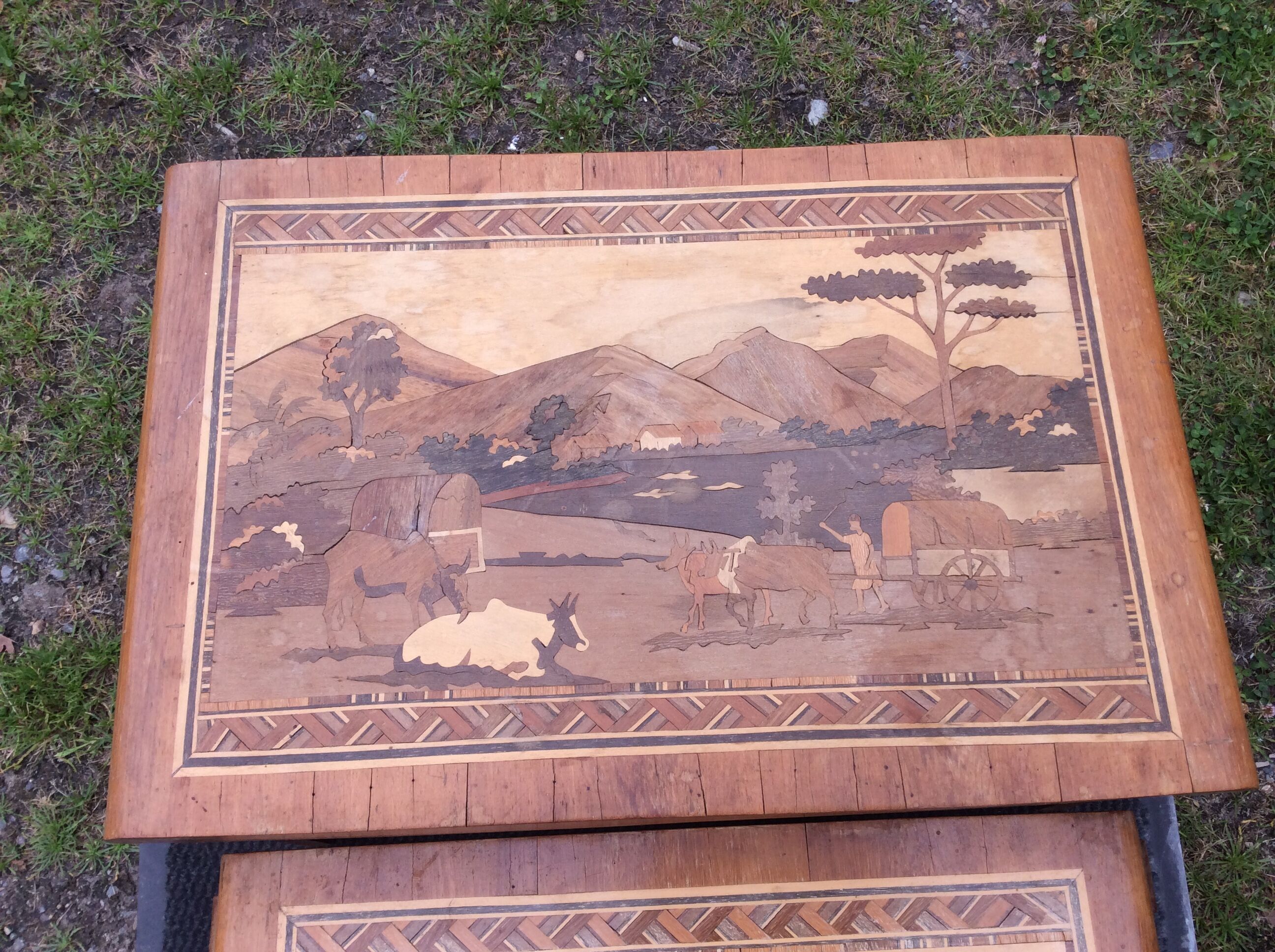 Tables gigognes vintage en marqueterie de Madagascar.