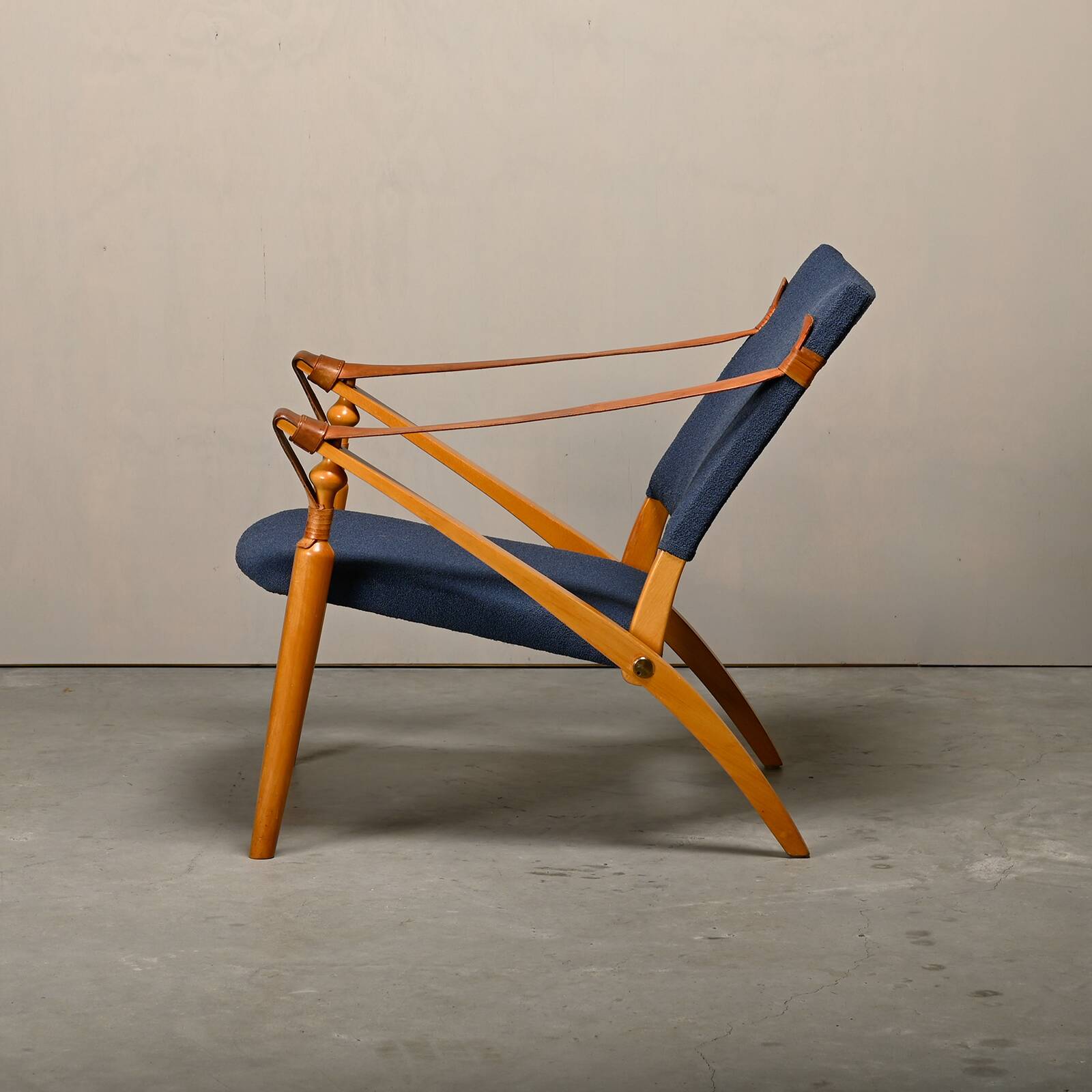 Scandinavian Modern Foldable Safari Lounge Chair in Beech wood and Blue fab