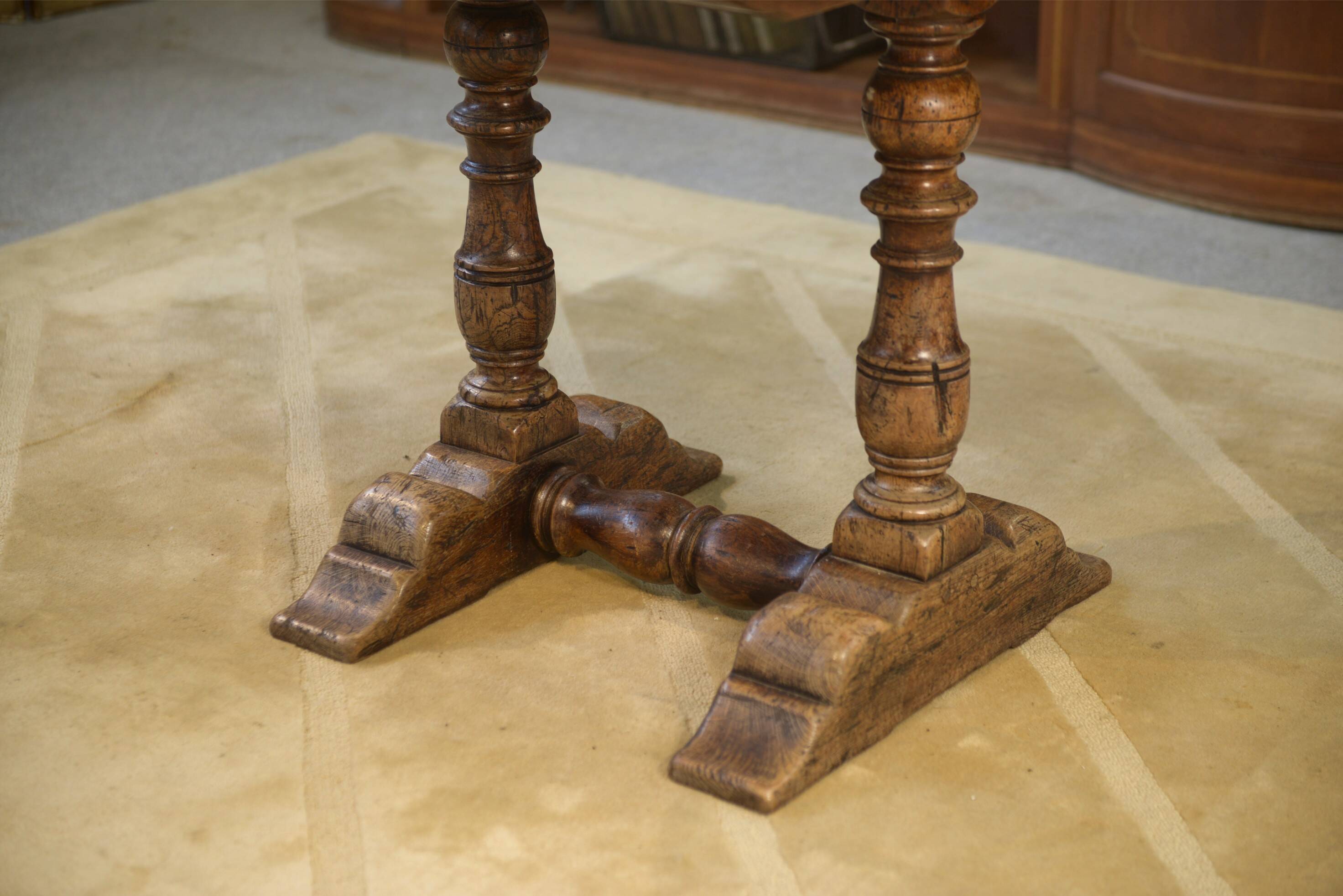 Table circulaire en chêne début 20ème