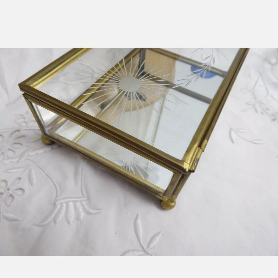 Vintage jewelry box in engraved glass and mirror bottom