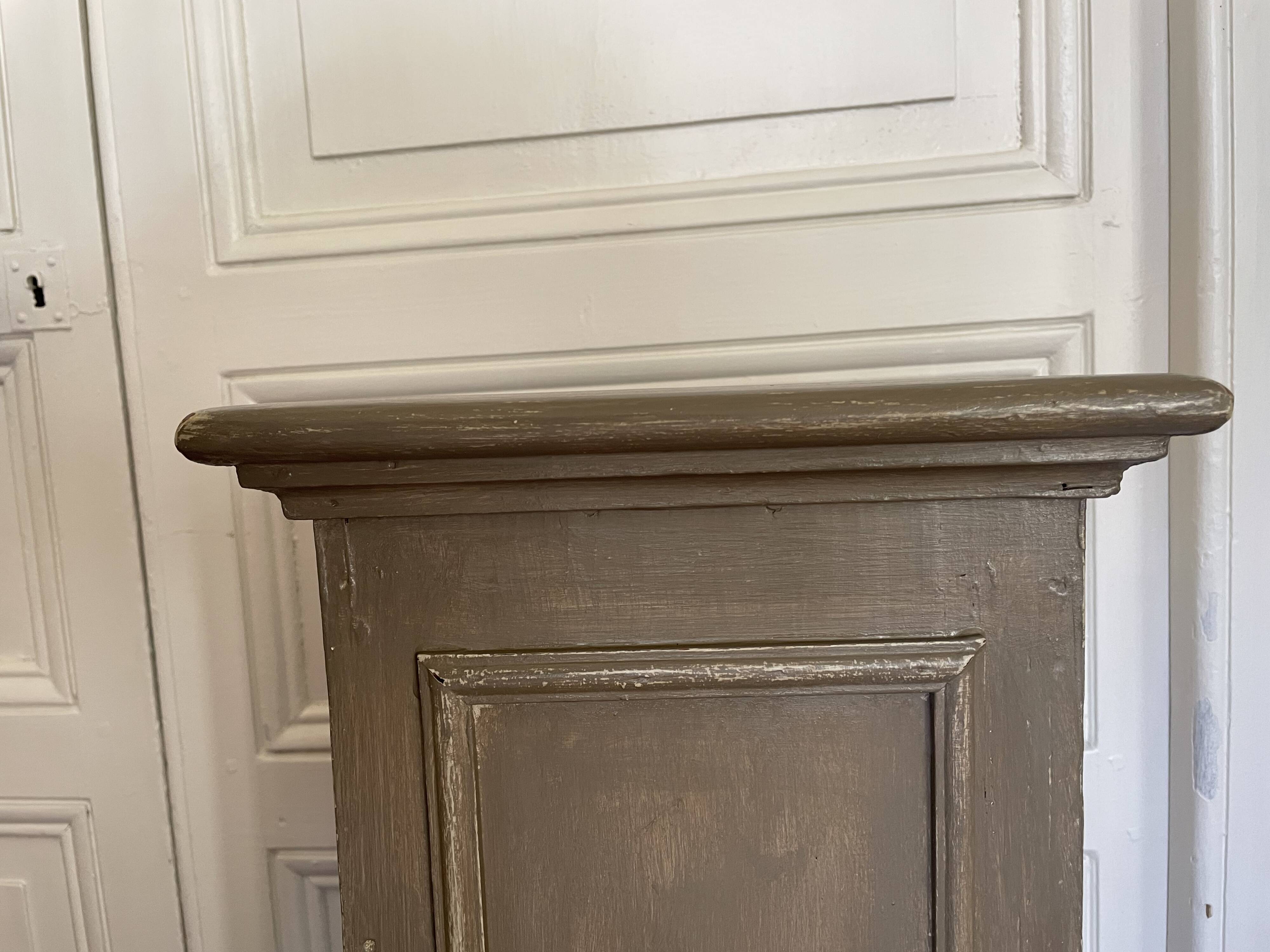 Colonne en bois peint